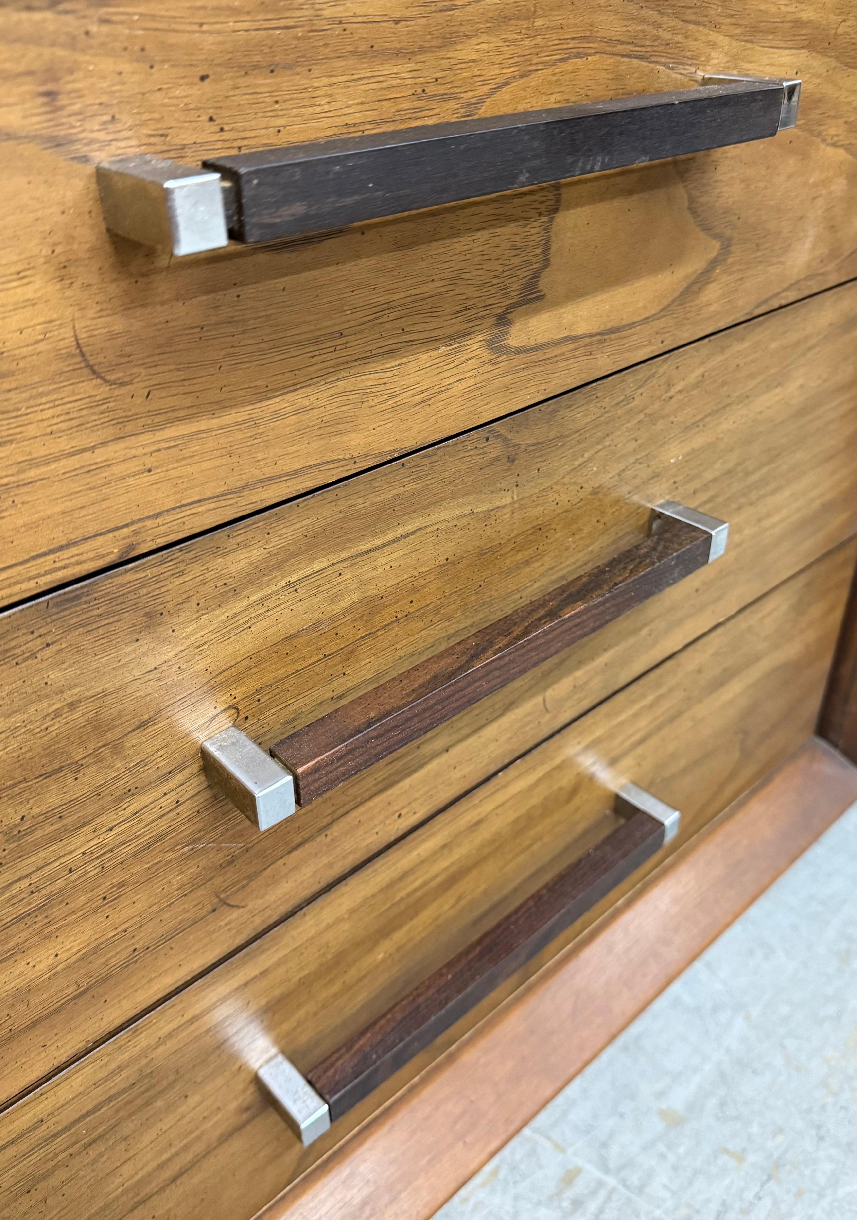 Credenza Lane's in legno di noce e palissandro, stile metà secolo moderno in vendita 2