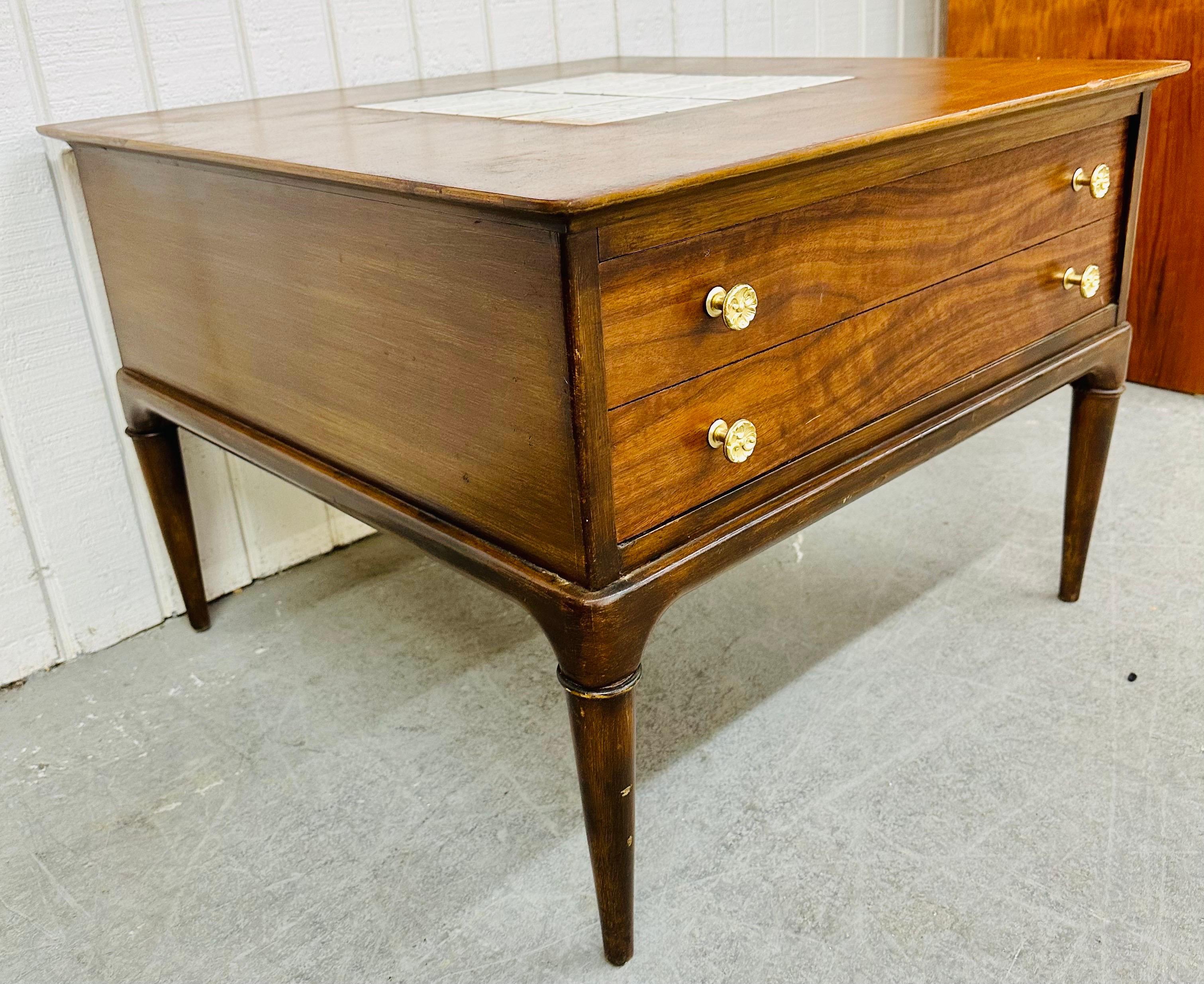 Diese Auflistung ist für eine Mid-Century Modern Lane's Walnuss Beistelltisch. Mit einem geradlinigen Design, einer quadratischen Walnussplatte mit weißer Fliese in der Mitte, einer einzelnen Schublade mit Messingbeschlägen, modernen Beinen und
