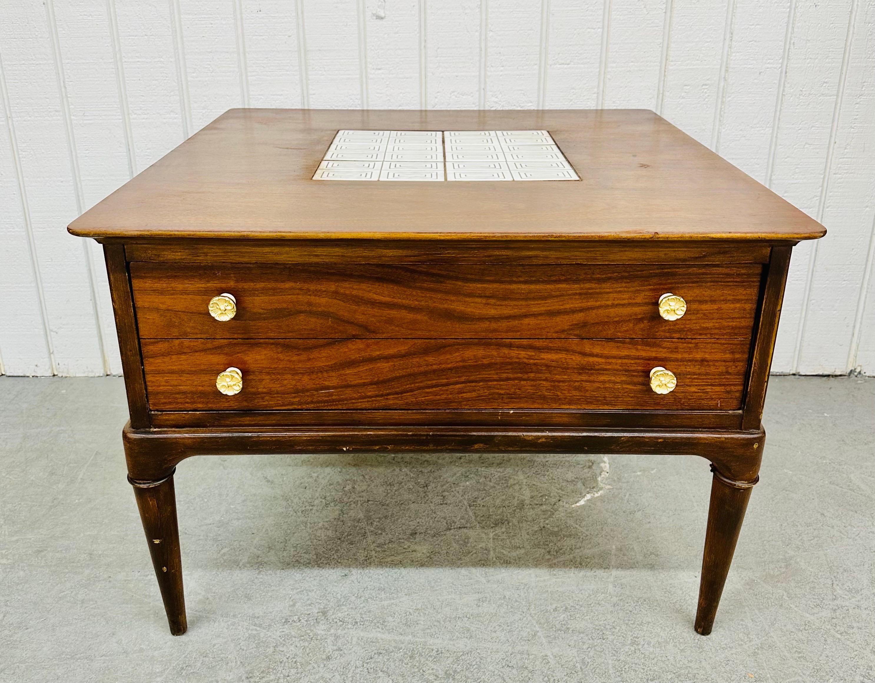 Mid-Century Modern Lane's Beistelltisch aus Nussbaumholz (Moderne der Mitte des Jahrhunderts) im Angebot