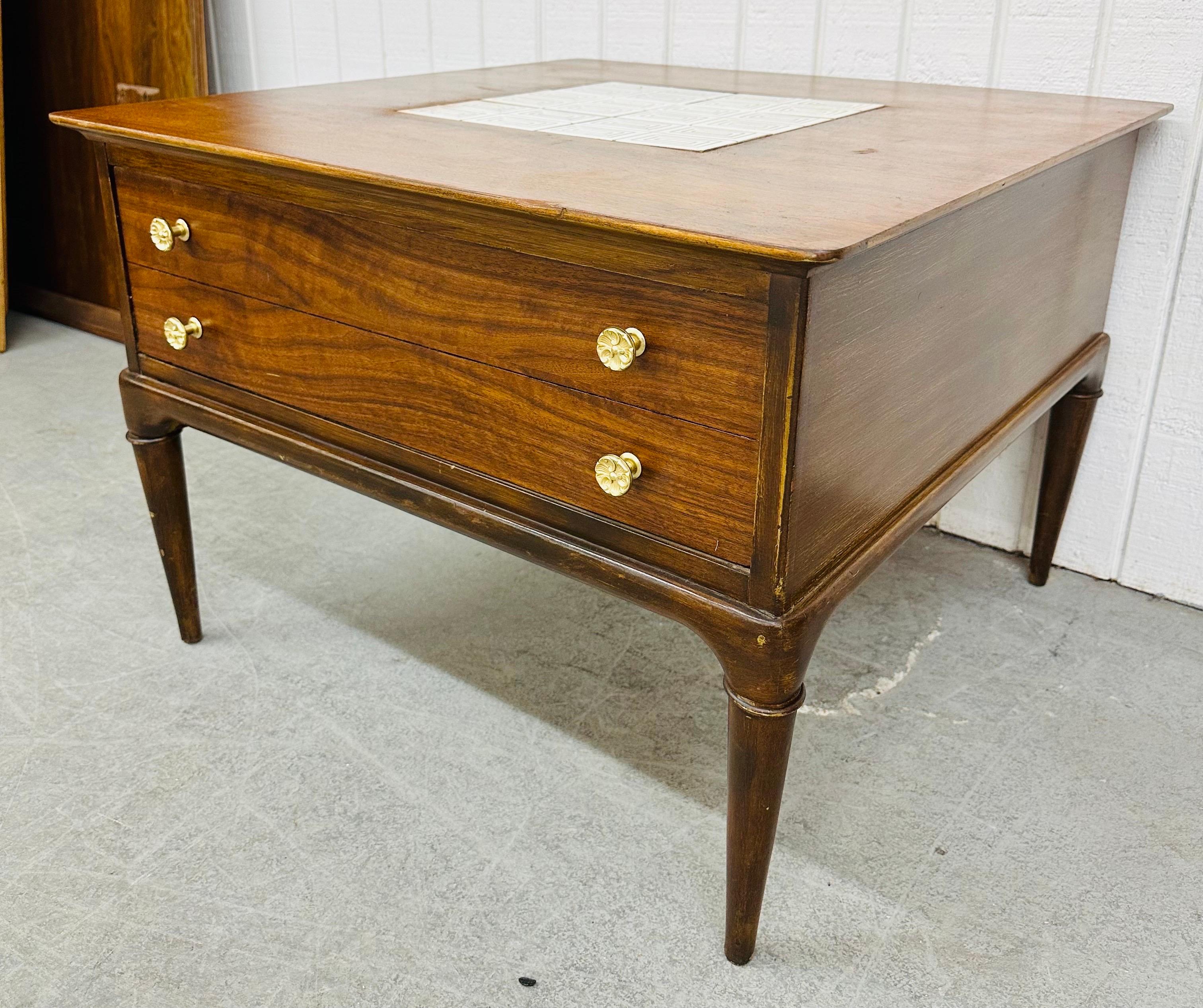 Mid-Century Modern Lane's Beistelltisch aus Nussbaumholz (amerikanisch) im Angebot