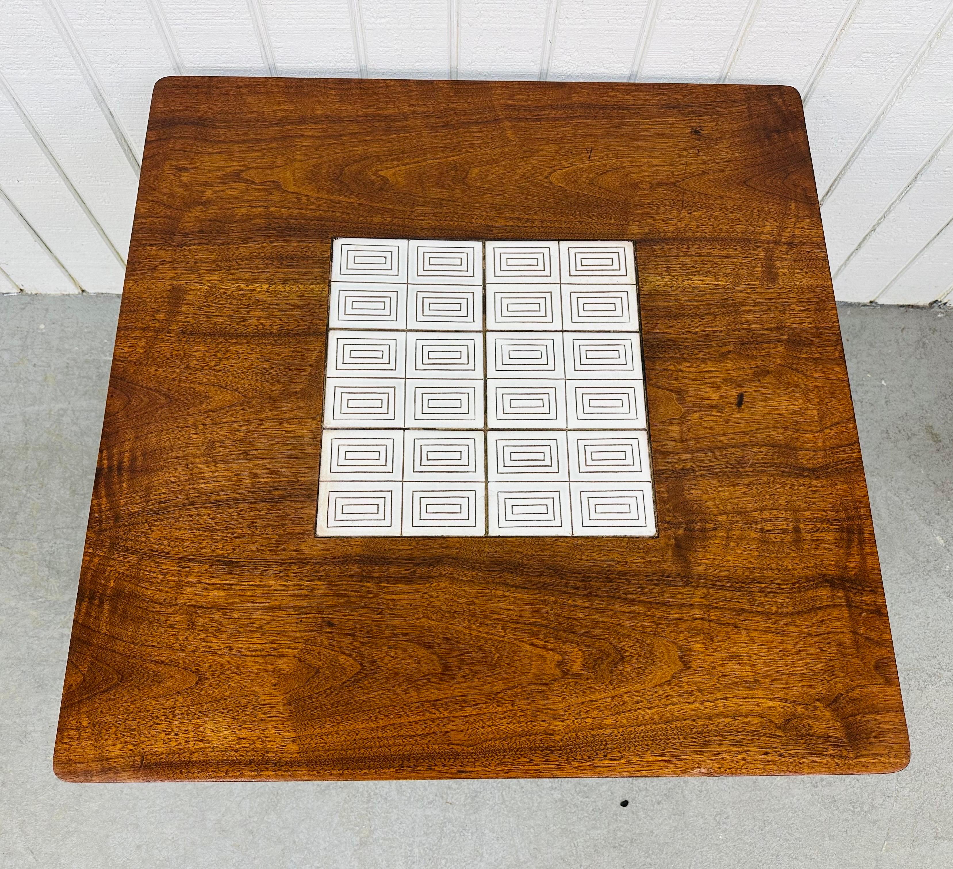 Mid-Century Modern Lane's Beistelltisch aus Nussbaumholz im Zustand „Gut“ im Angebot in Clarksboro, NJ