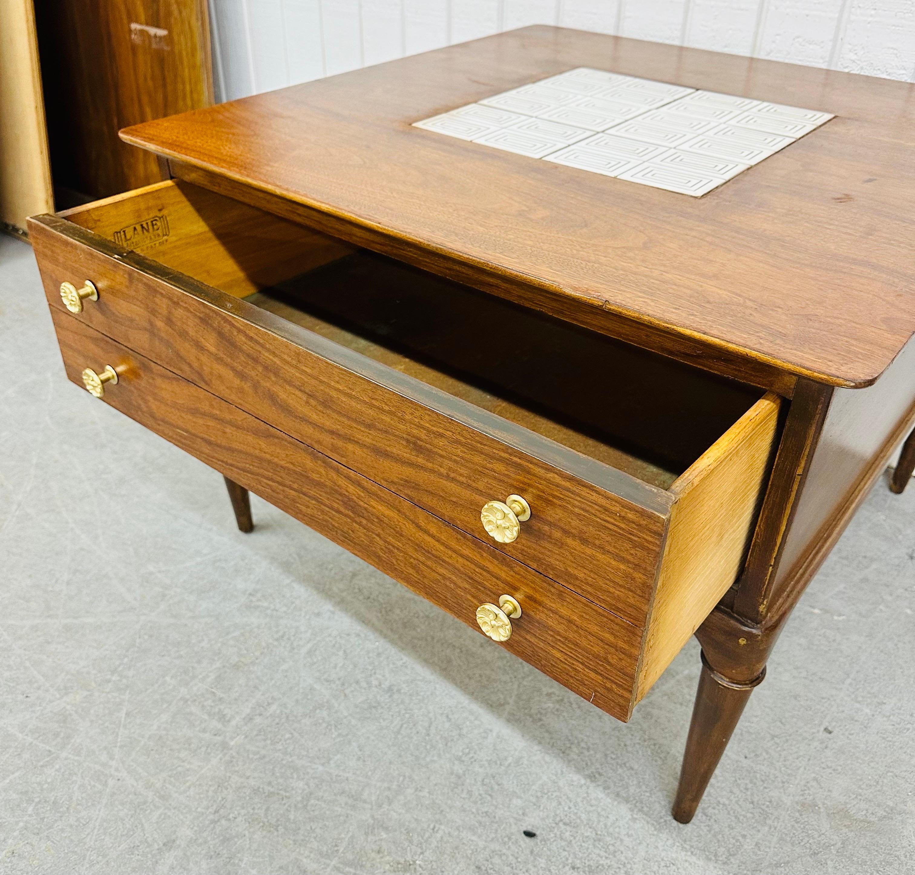Mid-Century Modern Lane's Beistelltisch aus Nussbaumholz (20. Jahrhundert) im Angebot