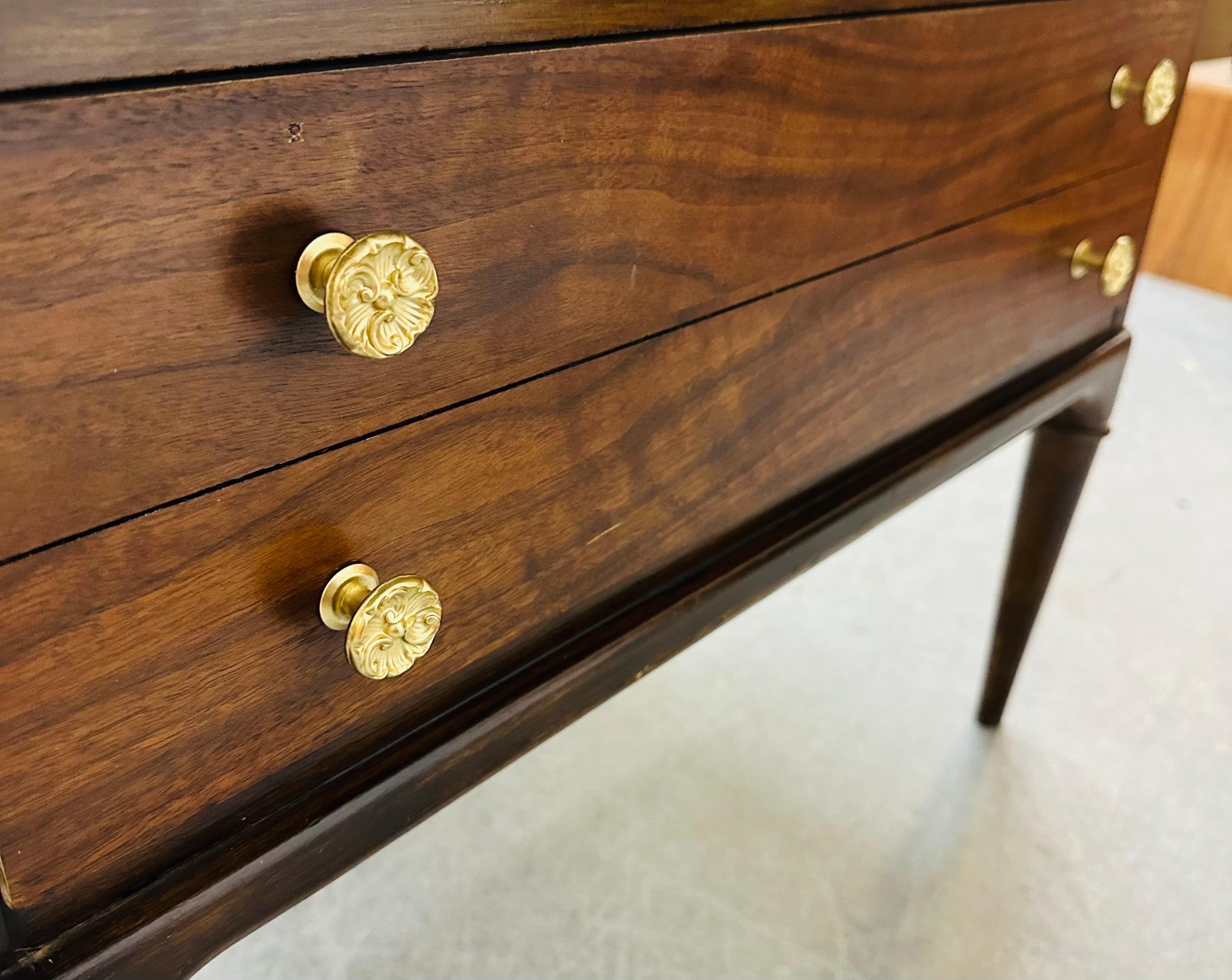 Mid-Century Modern Lane's Beistelltisch aus Nussbaumholz im Angebot 1