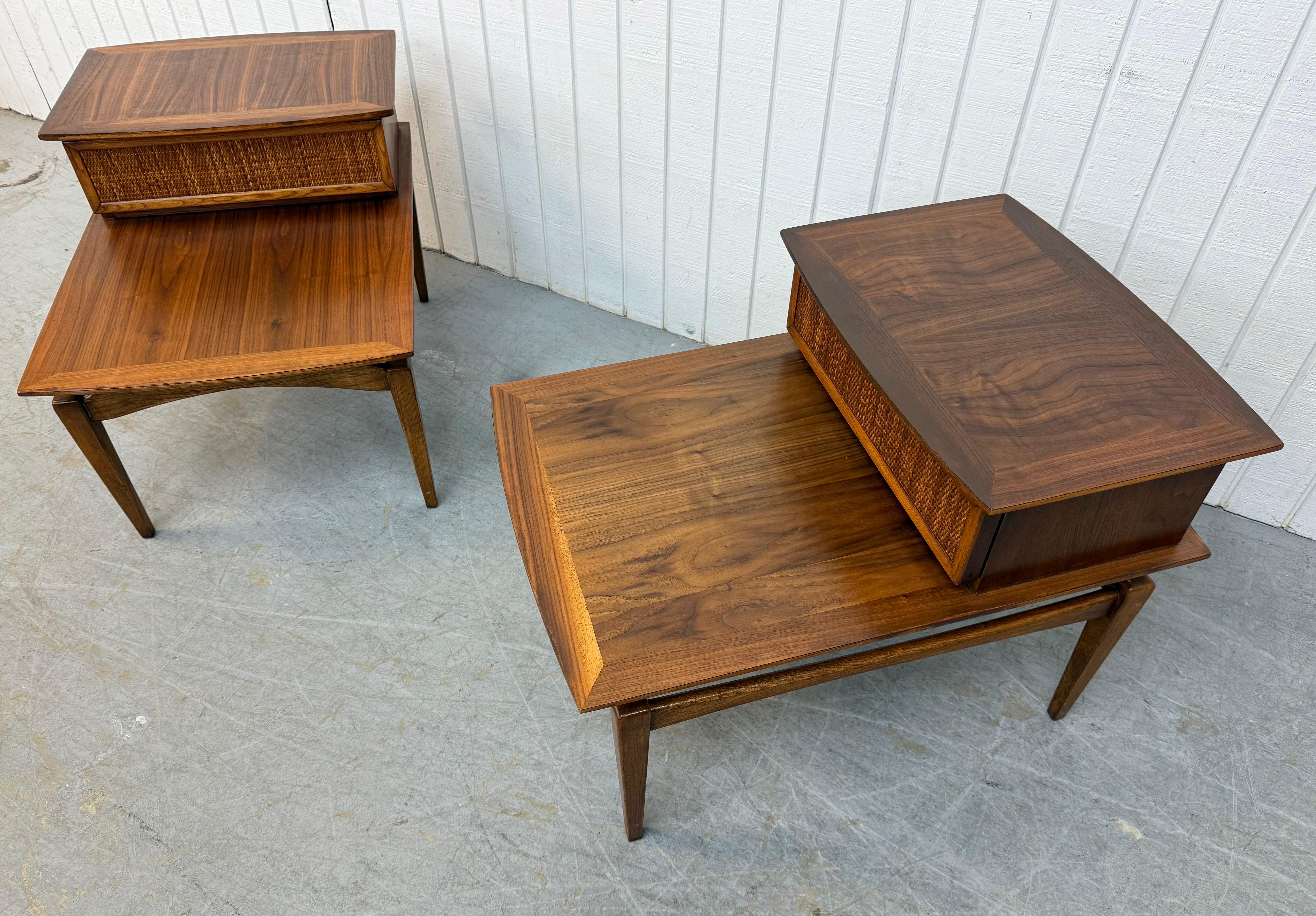 Mid-Century Modern Lane's Walnut Step Beistelltische - 2er Set (Moderne der Mitte des Jahrhunderts) im Angebot
