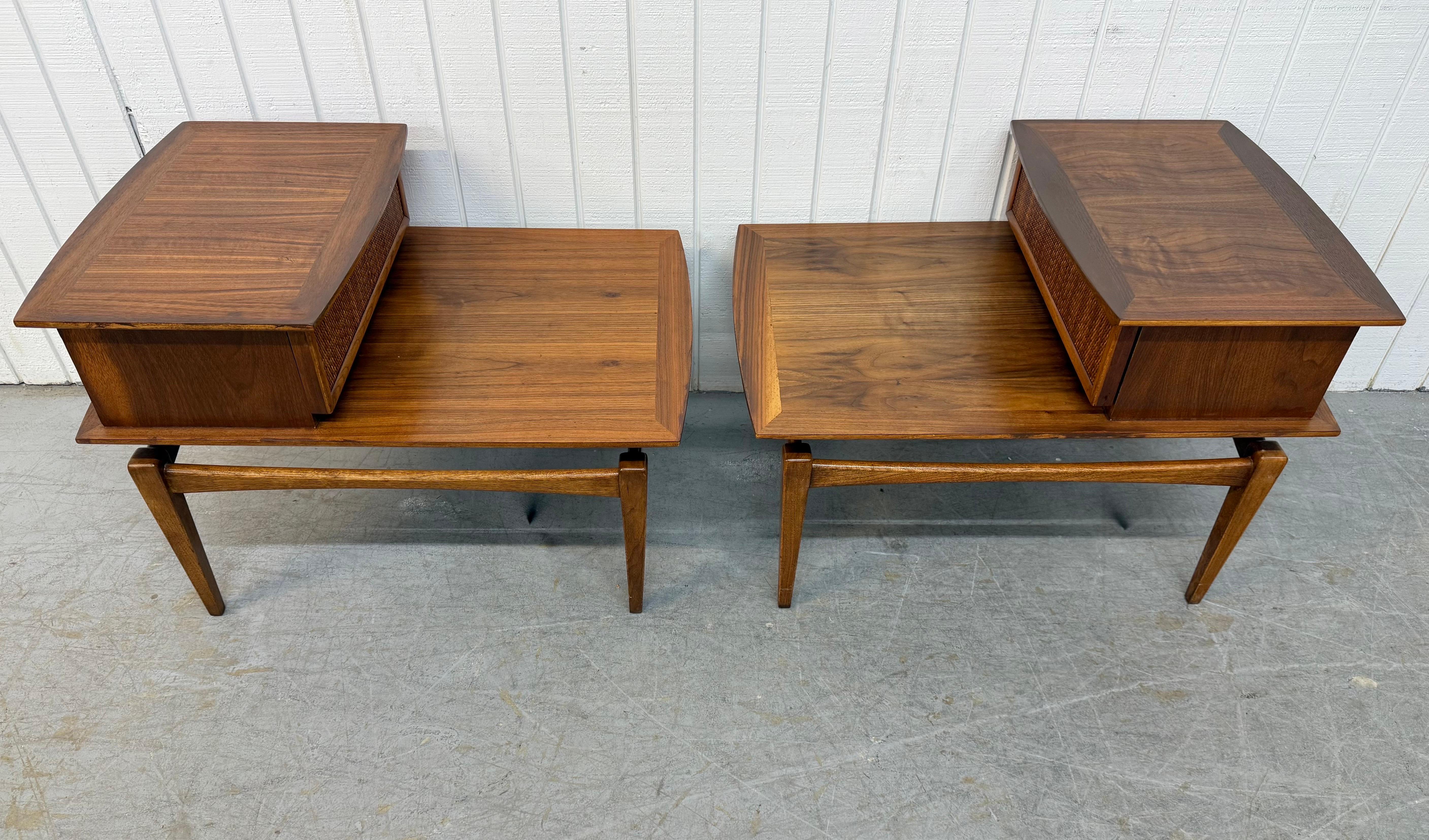 Mid-Century Modern Lane's Walnut Step Beistelltische - 2er Set (amerikanisch) im Angebot