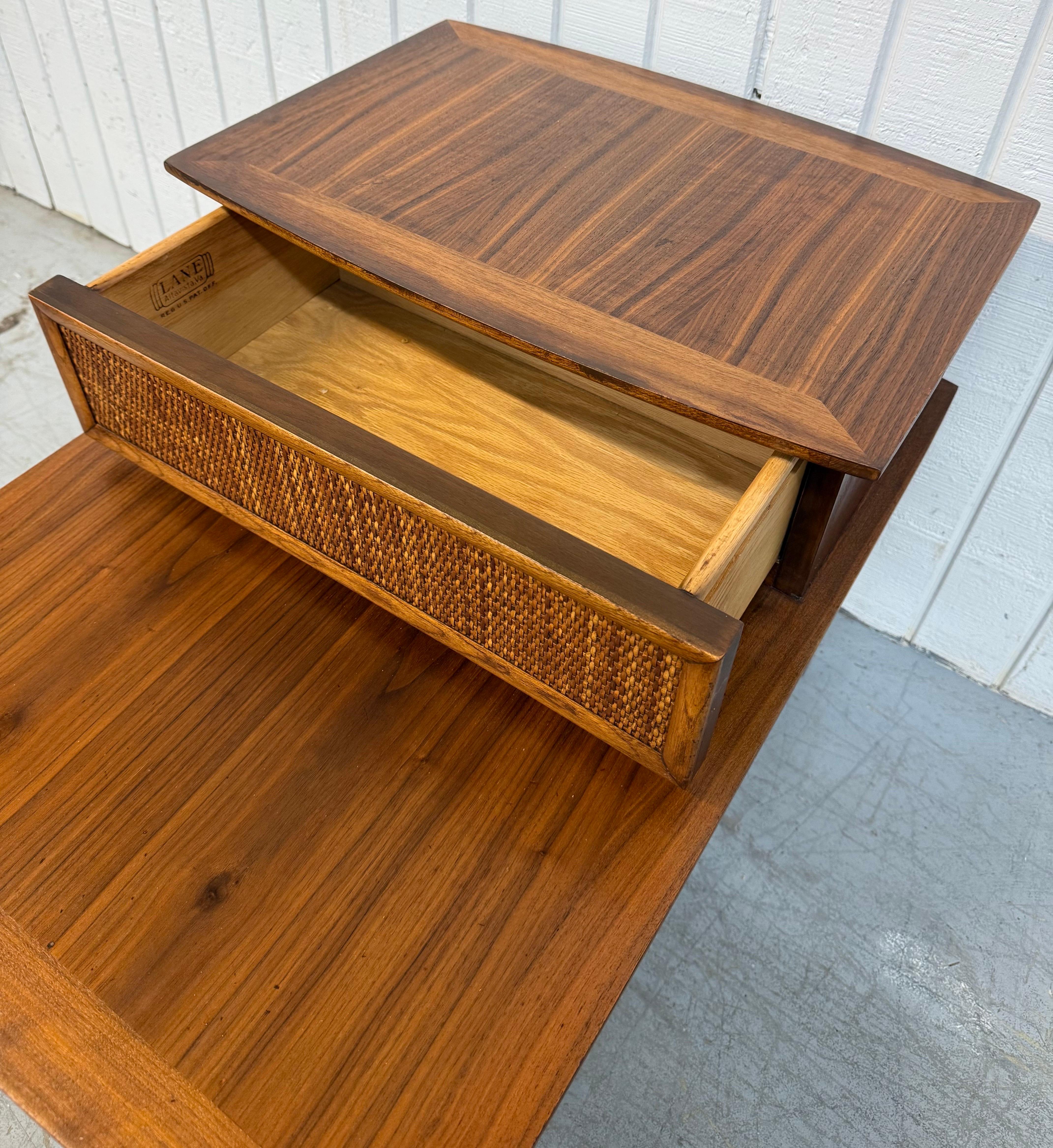 Mid-Century Modern Lane's Walnut Step Beistelltische - 2er Set (Gehstock) im Angebot