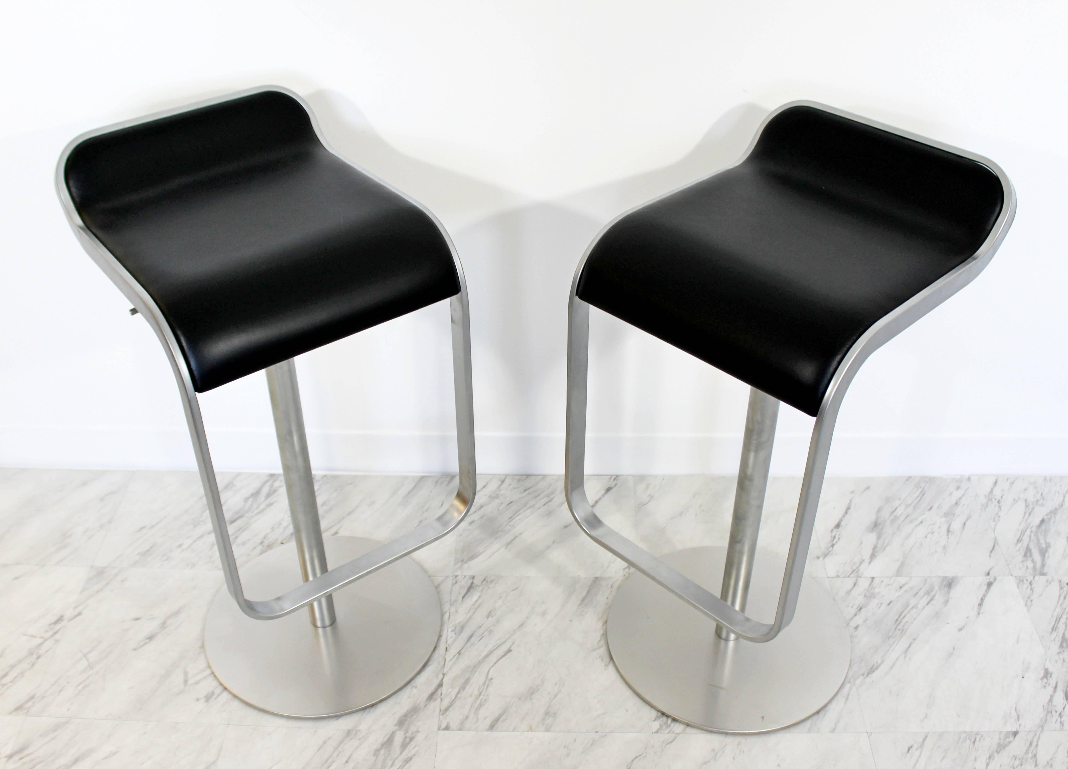 For your consideration is a gorgeous pair of aluminium, swivel bar stools, by Lapalma, made in Italy, circa the 1960s-1970s. In excellent condition. The dimensions are 14