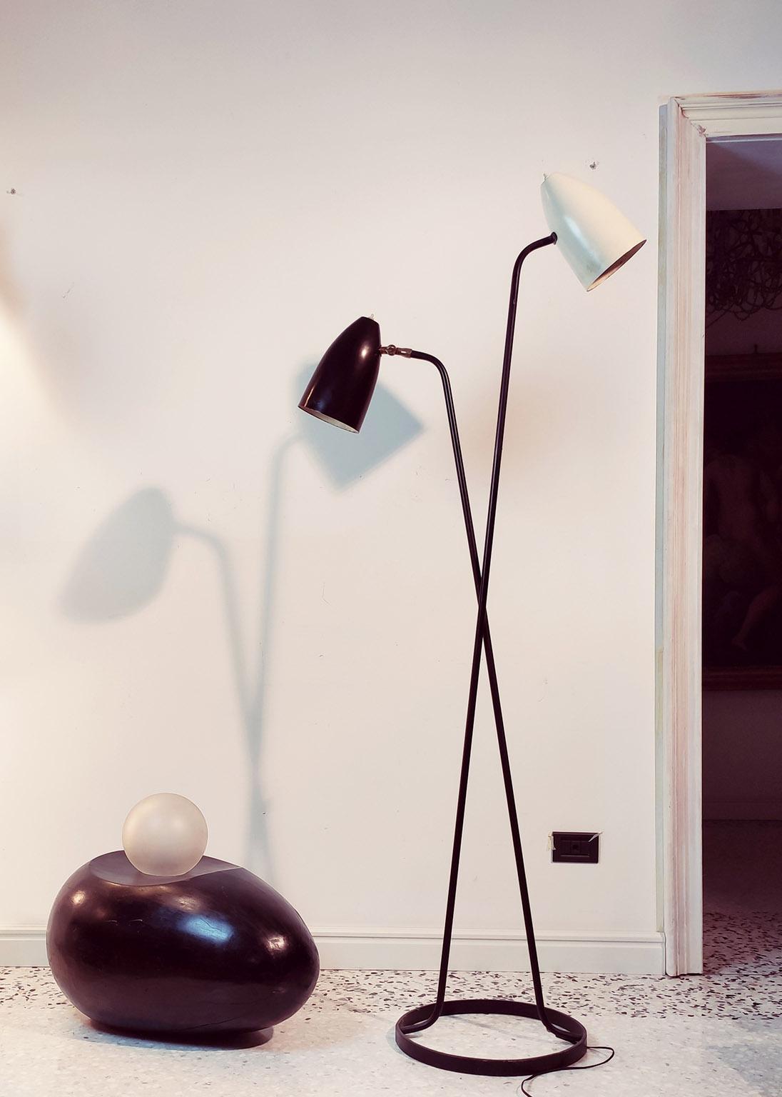 Amazing floor lamp with black and white lacquered reflectors, the white fixed and the black adjustable thanks a beautiful brass joint.
The crossed stem gives elegance and originality to this design together a strong quality.
The color inside the