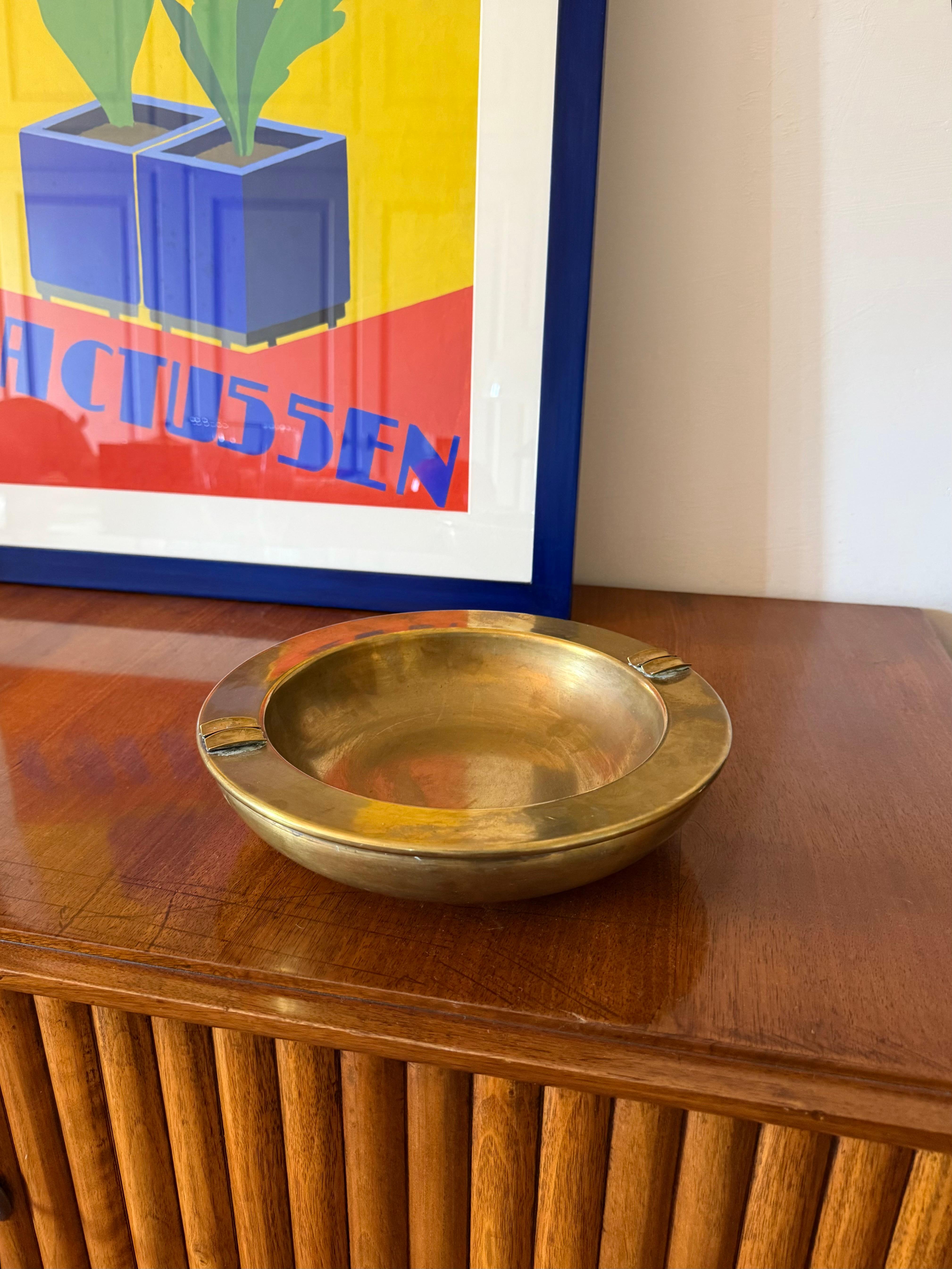 Cenicero grande de latón moderno de mediados de siglo, Italia Años 50 Moderno de mediados de siglo en venta