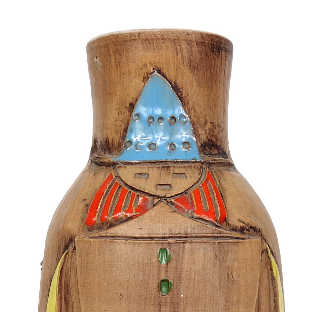 Grand vase en céramique très gai, créé par les designers italiens Fratelli Fancuillacci.

Les couleurs primaires sur le fond couleur terre forment deux adultes et un enfant marchant sous un parapluie. 

Même sans fleurs, c'est un objet