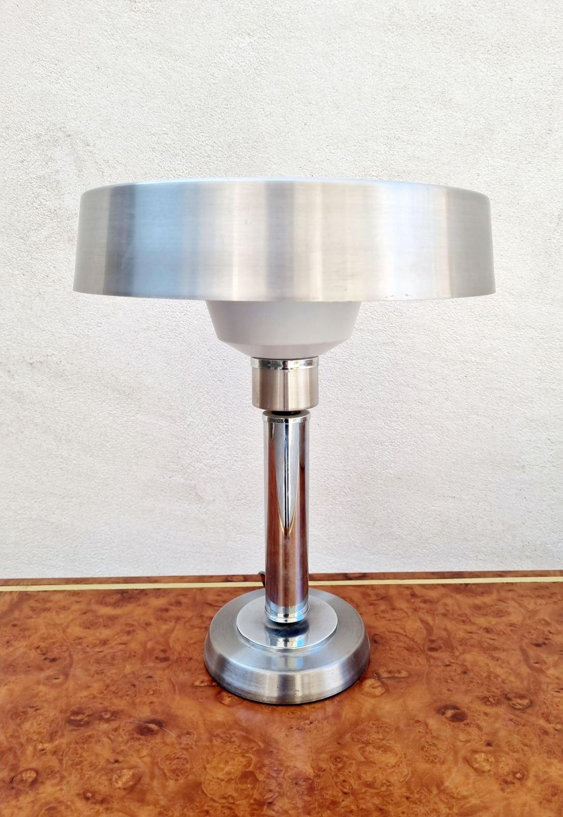 Preciosa gran lámpara de escritorio Ministerial Mid Century fabricada en Italia en los años 60.
Tiene un diseño limpio, forma de seta y es un gran complemento para tu despacho o tu oficina. Una pieza con mucho estilo. Esta hermosa Lámpara está en