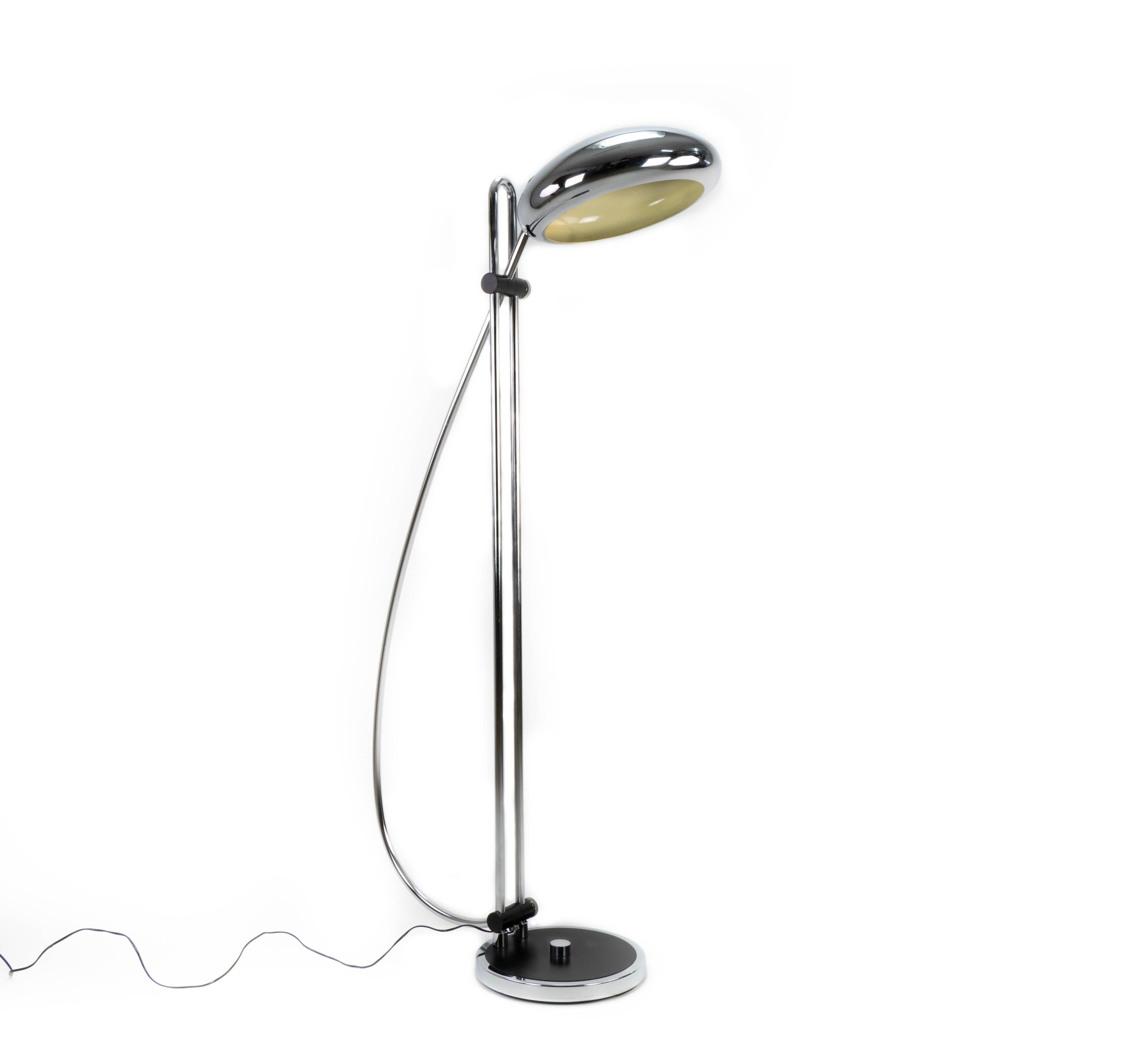 Floor lamp large size of the signature T-Pons. Adjustable both in height and in different positions. Tulip system with kneecap. Made of chromed steel.
Reaches a maximum height of 240 cm.
Minimum height 165 cm.
Diameter of the base 35