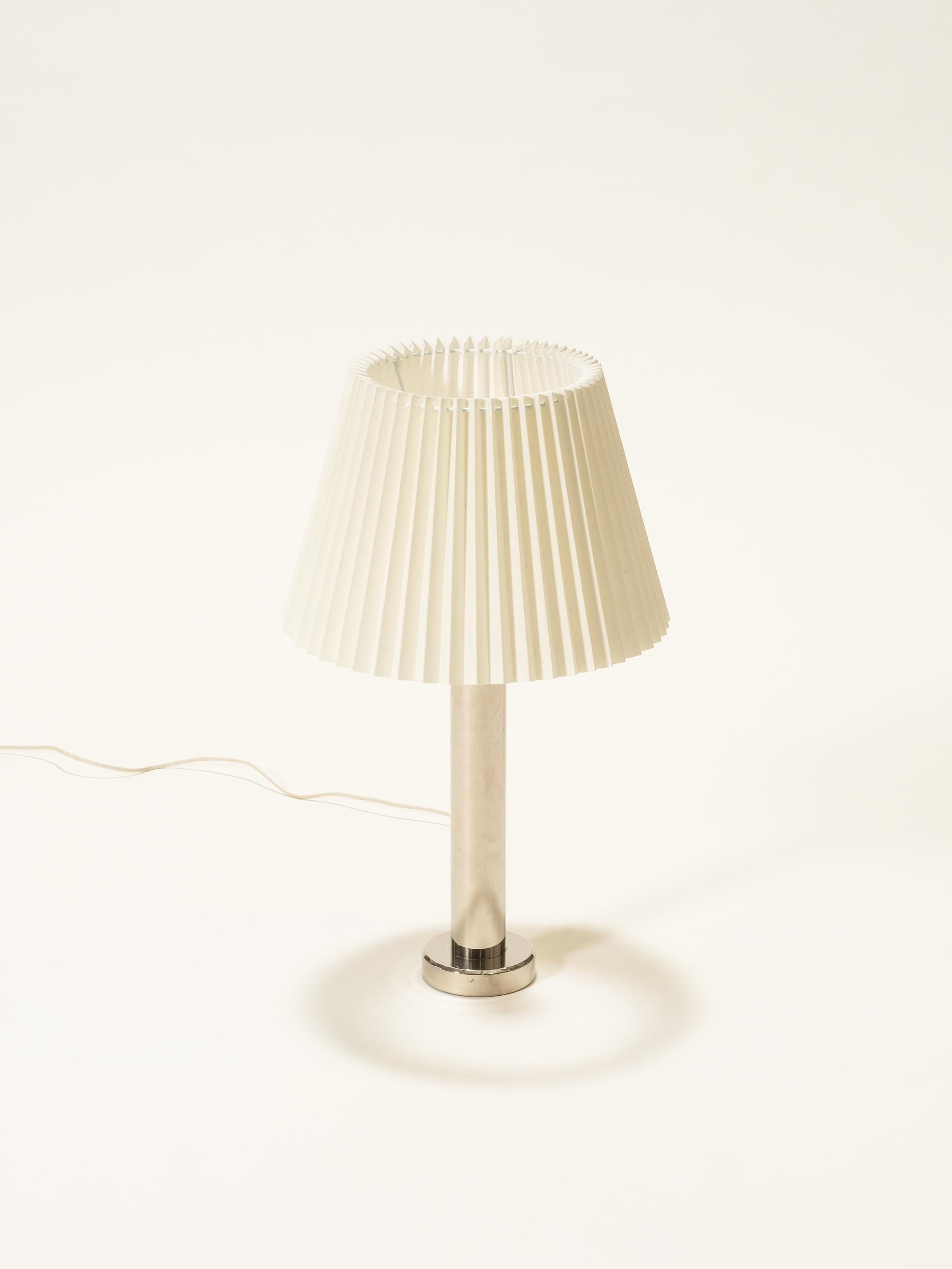 Gran lámpara de mesa sueca cromada de mediados de siglo, fabricada por Kosta Elarmatur en Suecia, años 1960/70.

Esta lámpara de sobremesa, grande y muy elegante, tiene un tallo y una base cromados altos, así como una gran pantalla plisada de mezcla