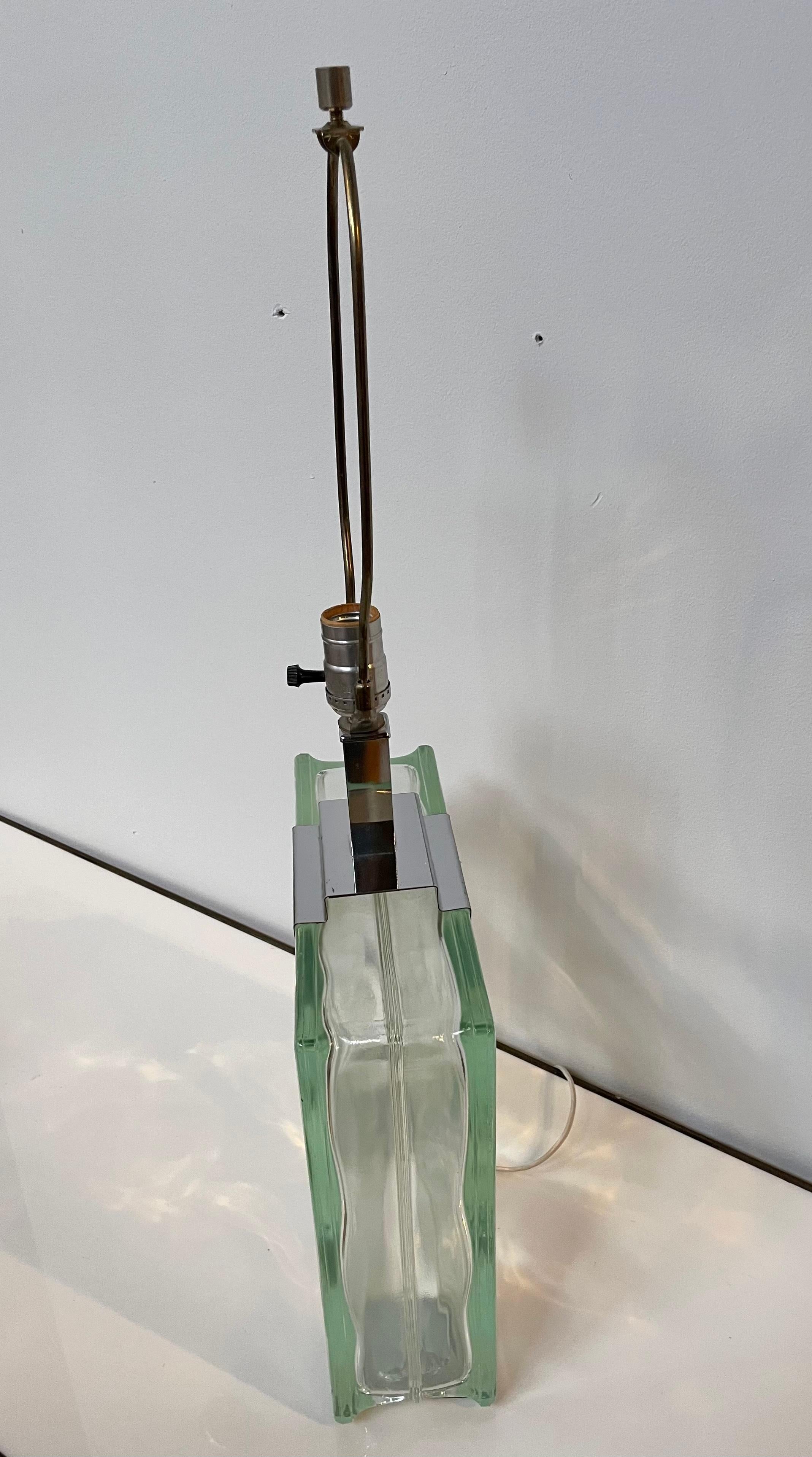 Américain Grande lampe de bureau moderne mi-siècle moderne en verre transparent et chrome Raymor en vente