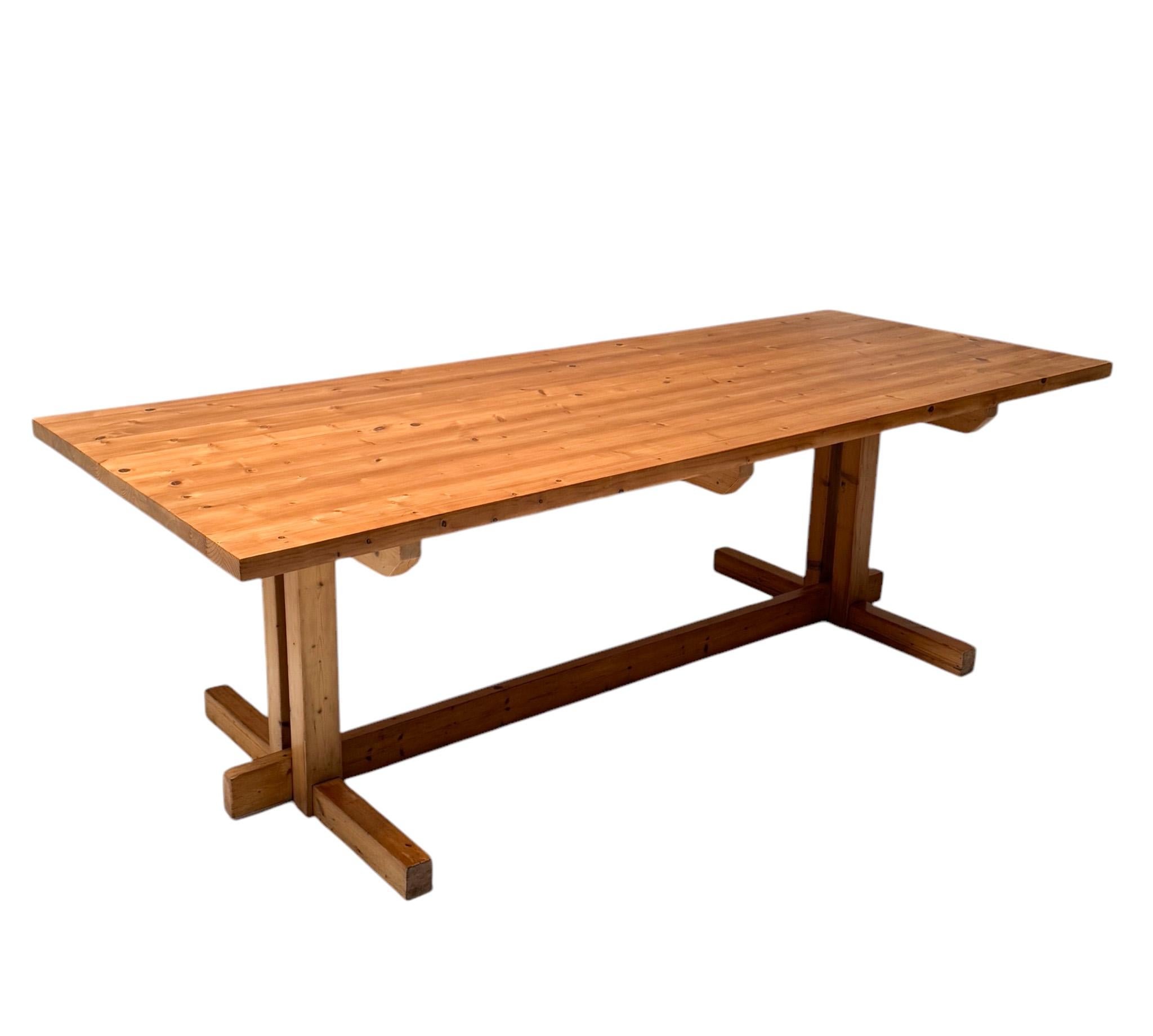 Magnifique et rare grande table de salle à manger de style moderne du milieu du siècle.
Un design français saisissant des années 1970.
Cette table de salle à manger est fabriquée en pin massif et présente un design minimaliste.
Avec sa grande taille