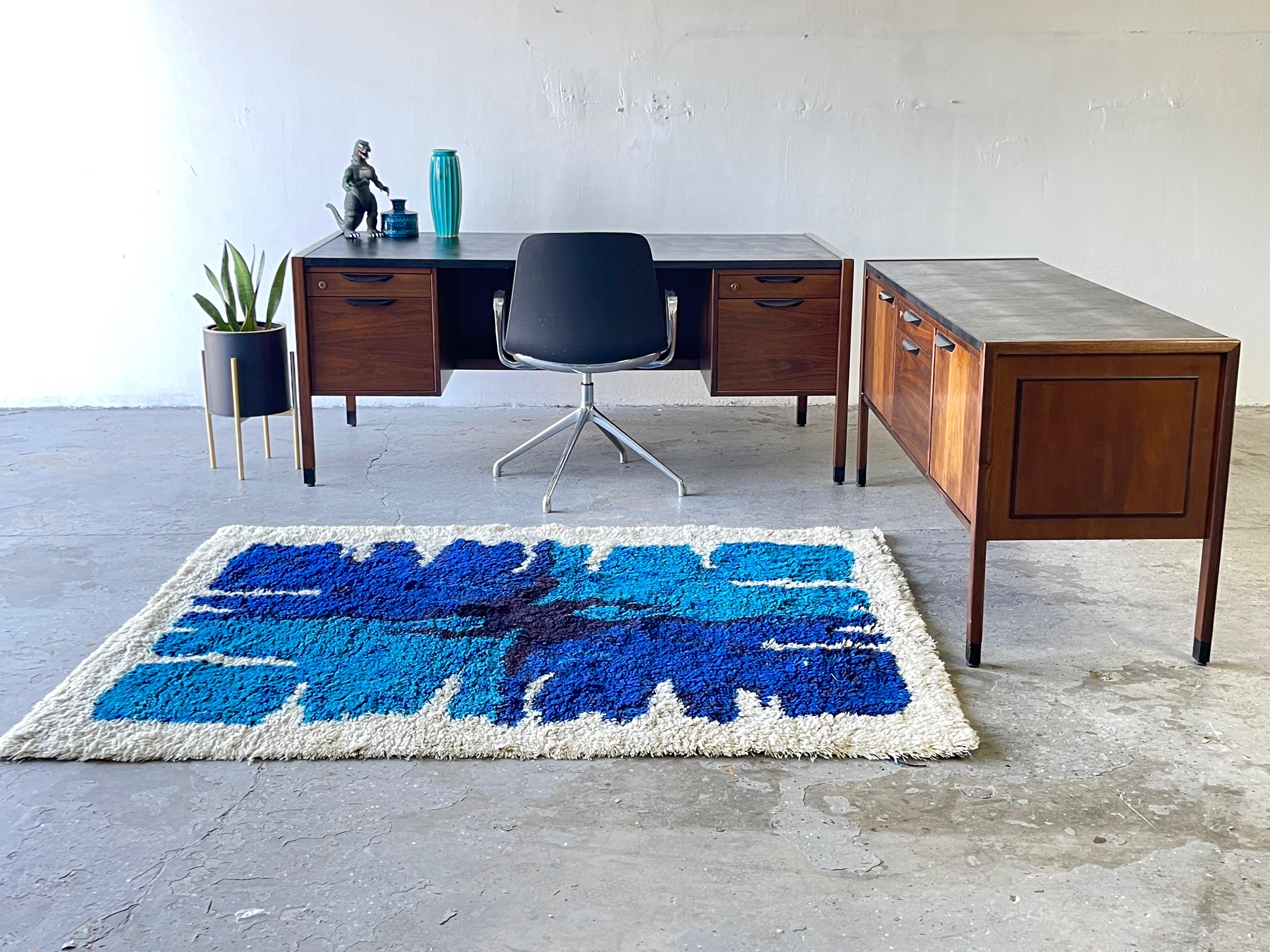 Large Executive walnut desk & credenza by Jens Risom for Jens Risom Design Inc. in Walnut with a Vinyl Top, c. 1960s

Wonderful Mid-Century Modern walnut credenza by legendary Danish designer Jens Risom. This Matching desk & credenza Is very hard