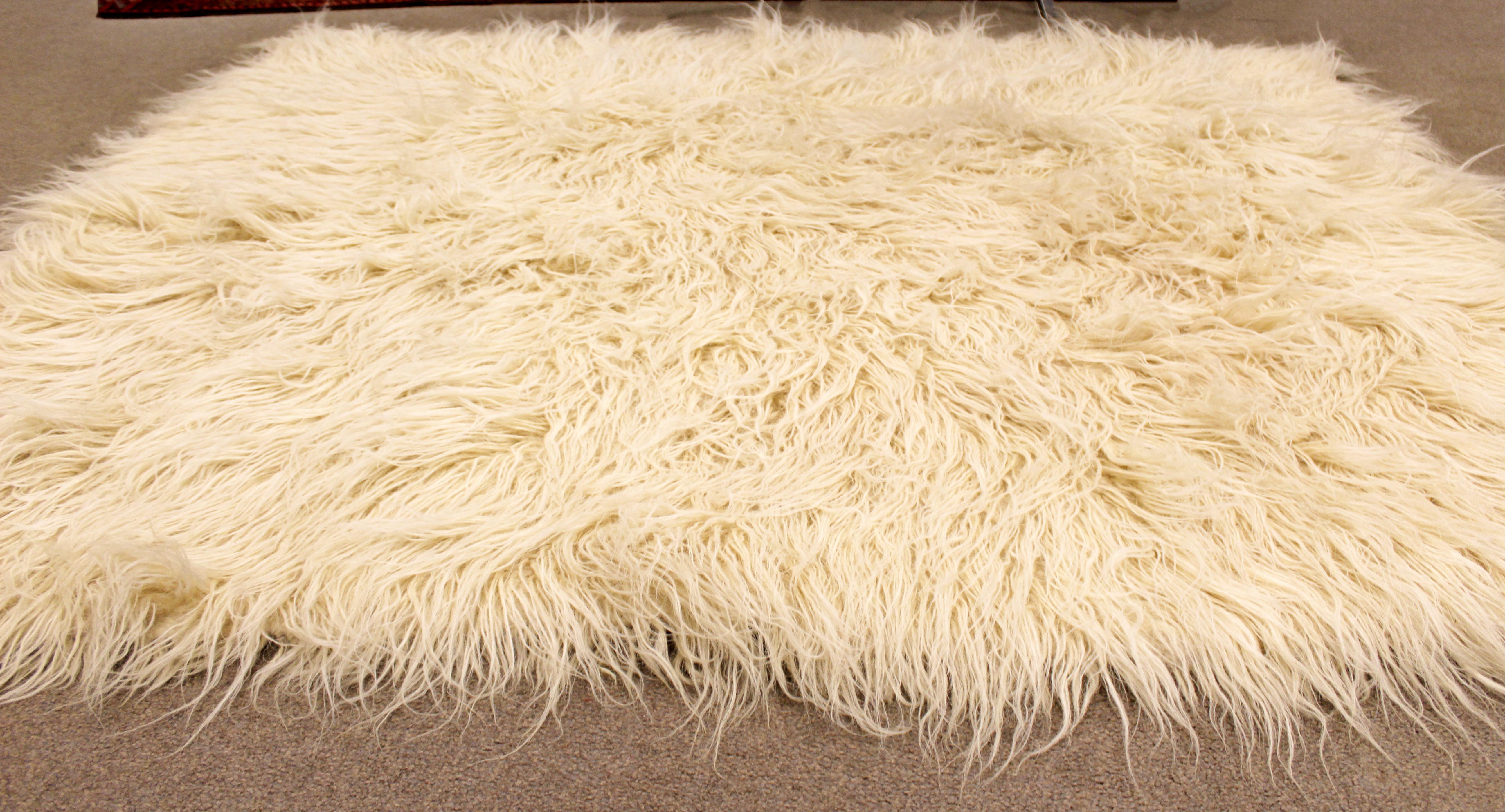 Mid-Century Modern Large Flokati Shag Handwoven Wool Area Rug Carpet, 1970s In Good Condition In Keego Harbor, MI