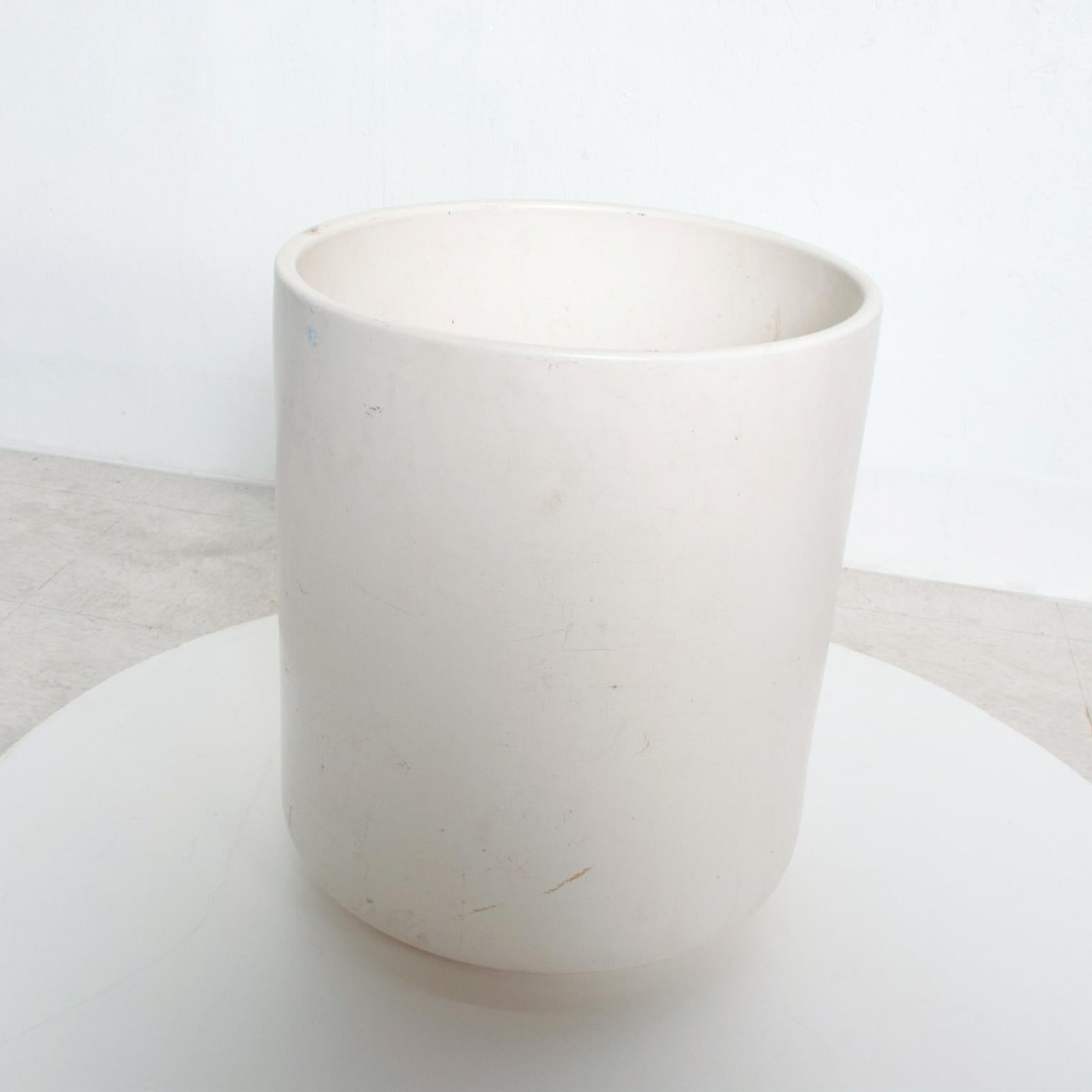 For your consideration, a large Gainey planter in white. Made in the USA, circa 1970s. Dimensions: 20 1/2