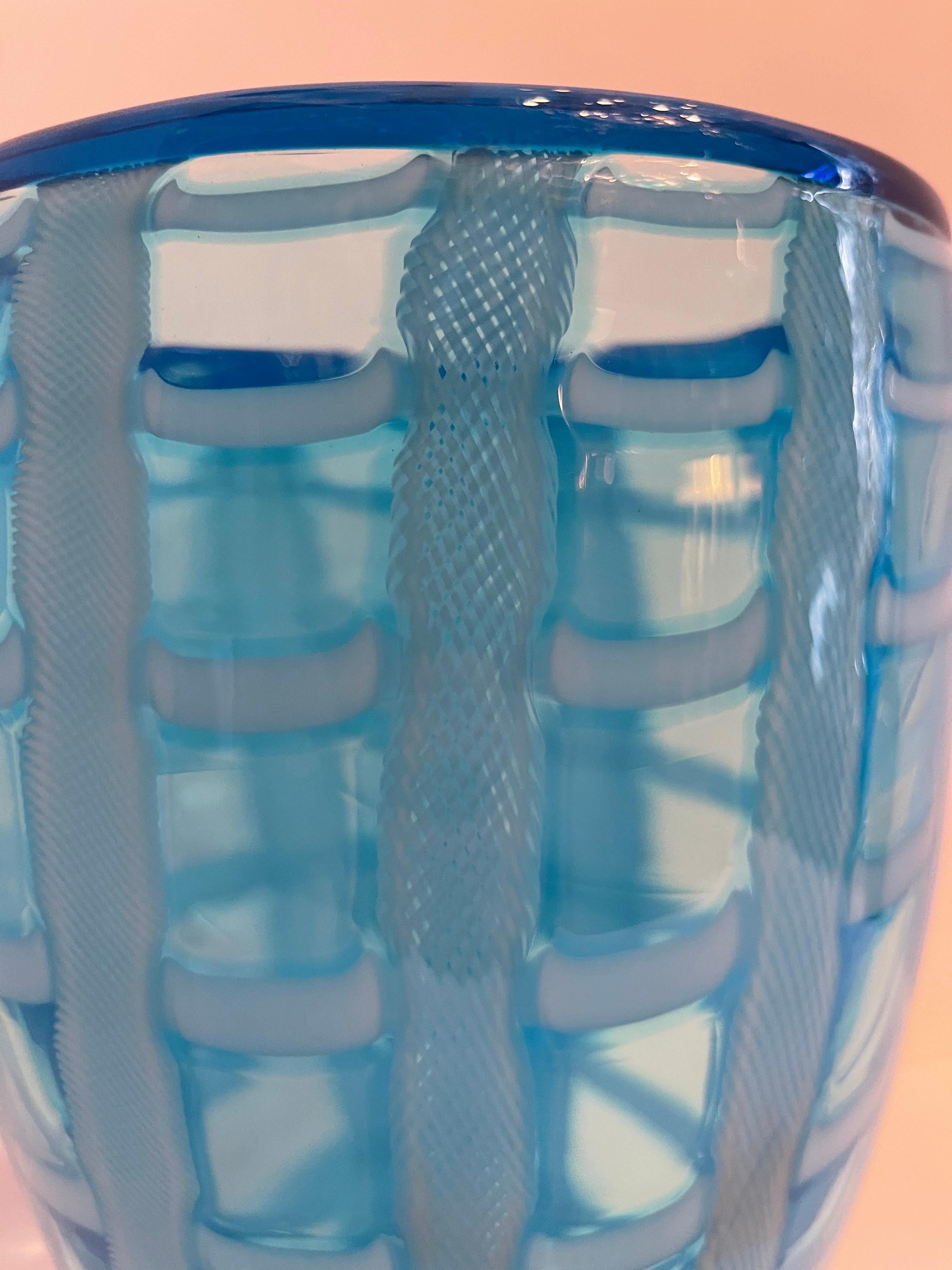 20ième siècle Vase à rayures en verre d'art bleu de Gino Cenedese Modernité du milieu du siècle dernier en vente