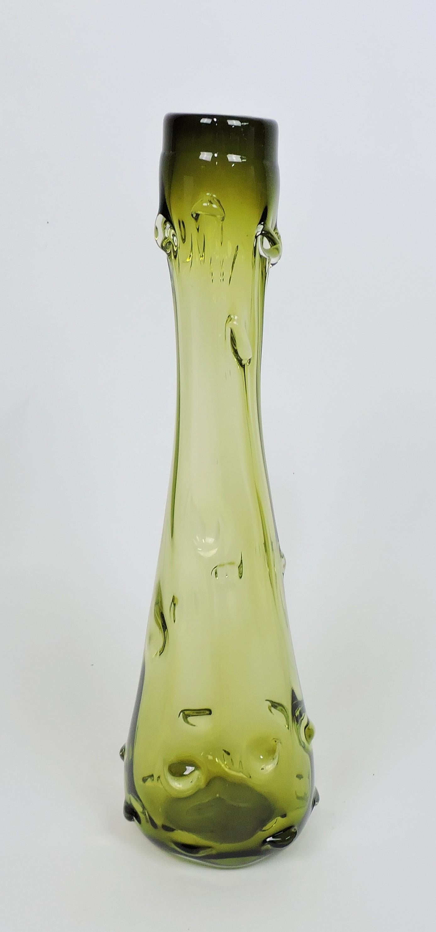 Bellissimo e unico grande vaso in vetro verde soffiato a mano, forse italiano. Le sporgenze e la forma irregolare conferiscono una qualità artigianale. Questo vaso è alto ben 17 pollici e sarebbe un'aggiunta meravigliosa a qualsiasi casa moderna o