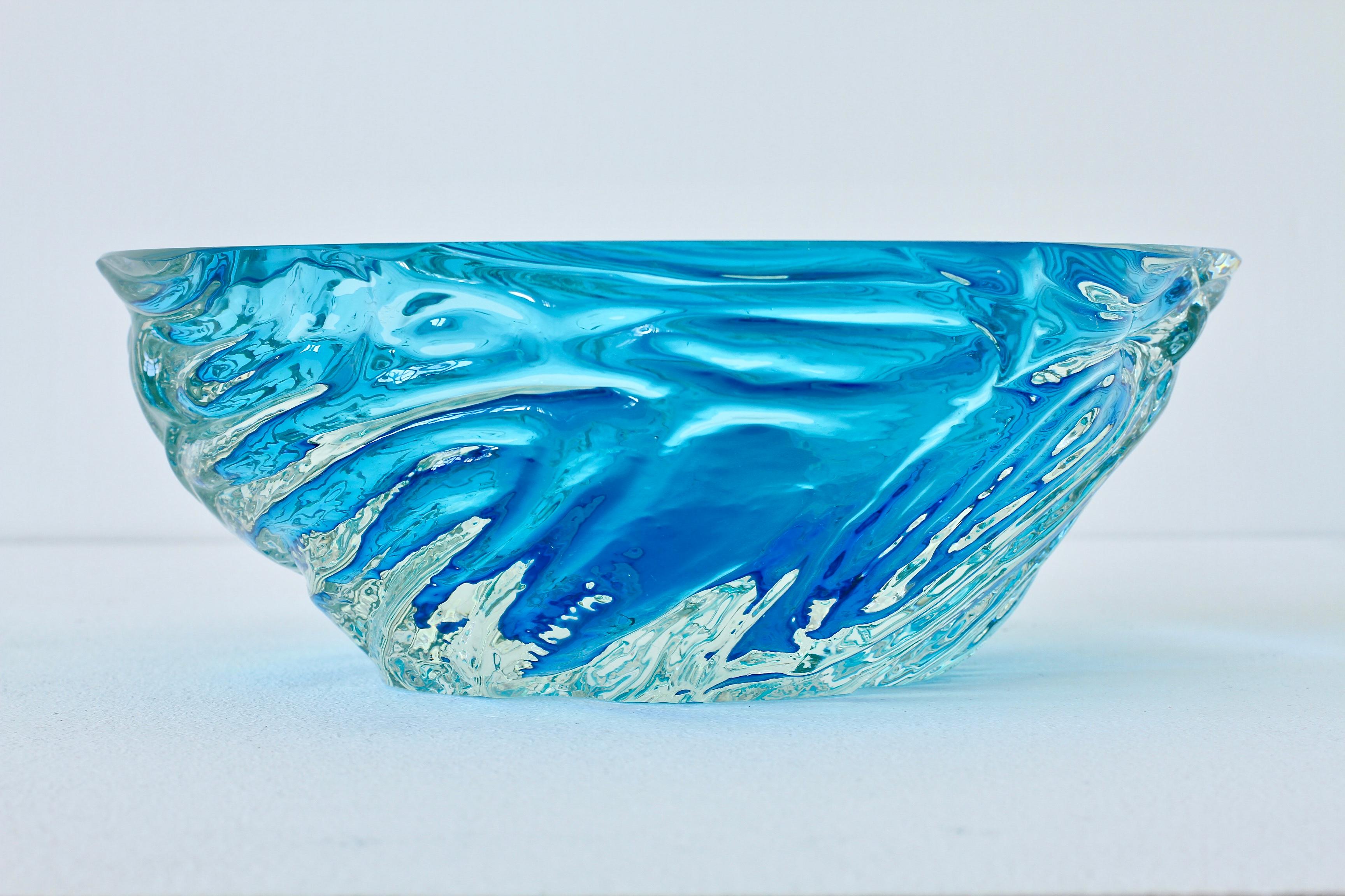 Large, heavy vintage Mid-Century Modern textured Italian glass bowl or dish attributed to Maurizio Arabella for Seguso Vetri d'Arte Murano, Italy, circa late 1970s / early 1980s. Elegant in form and showing extraordinary craftmanship with the use of