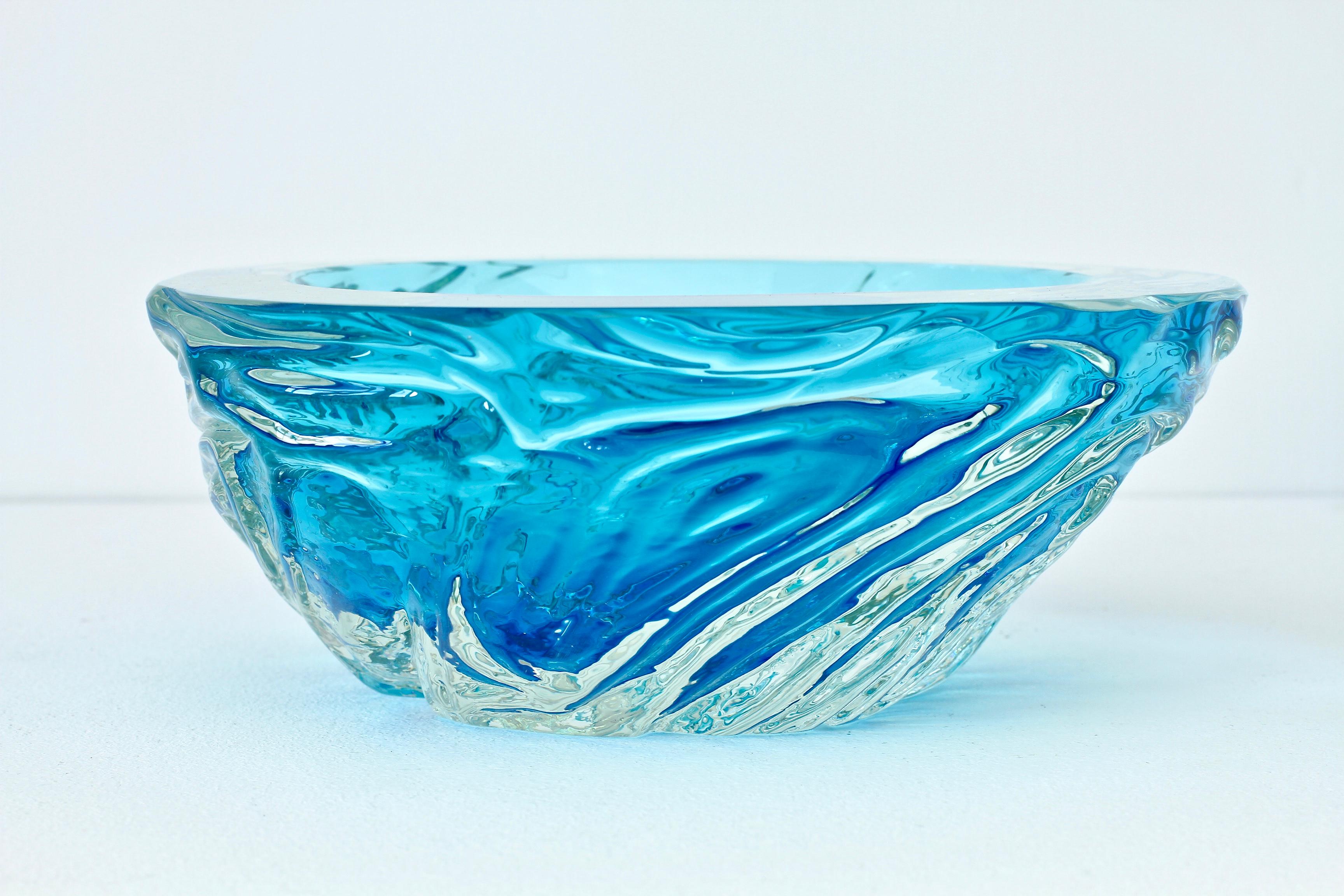 Midcentury Modern Large Italian Blue 'Sommerso' Murano Glass Bowl, Seguso attri. In Excellent Condition For Sale In Landau an der Isar, Bayern