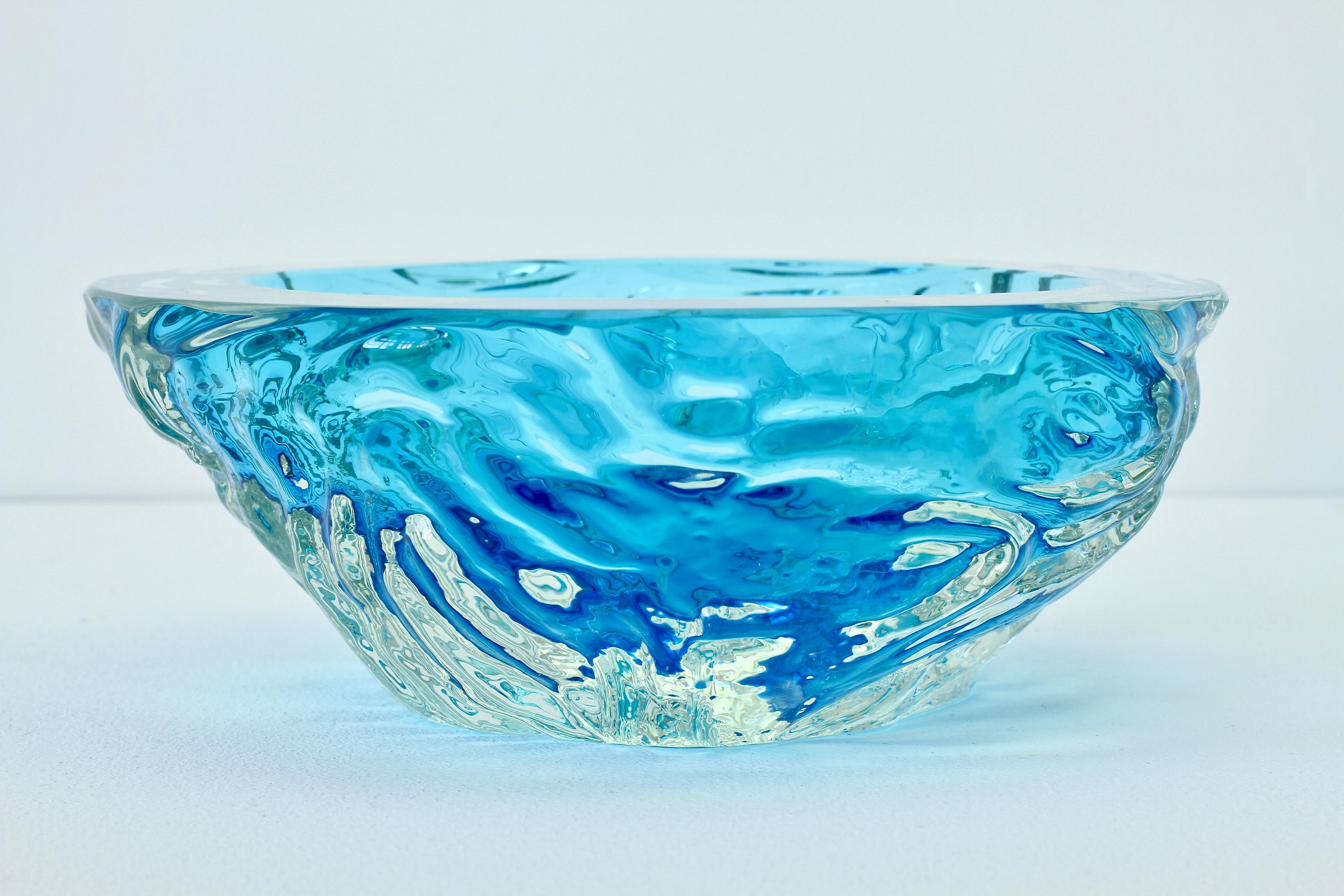 Midcentury Modern Large Italian Blue 'Sommerso' Murano Glass Bowl, Seguso attri. For Sale 1