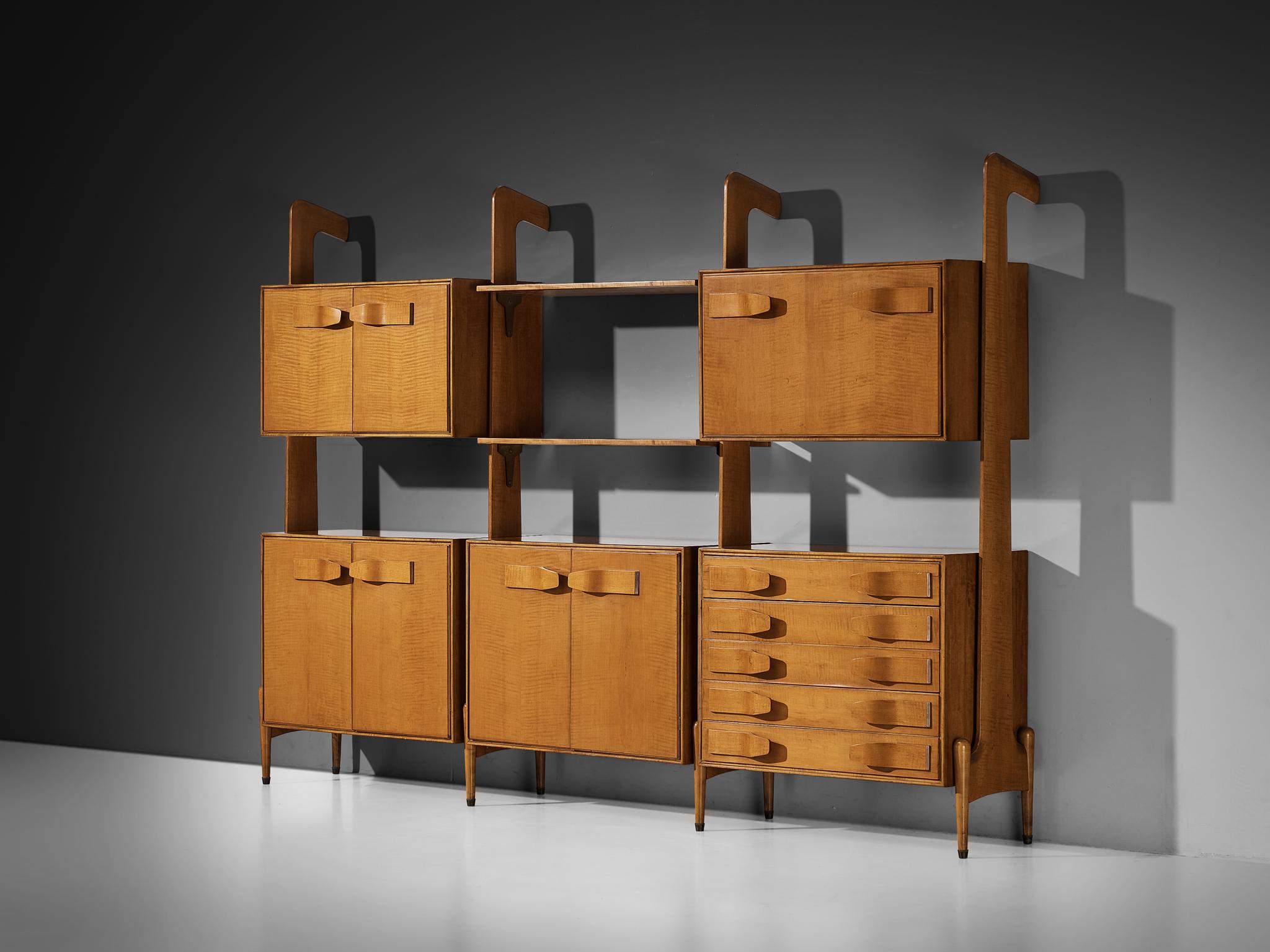 Pensile, ciliegio, ottone, Italia, anni '60

Proveniente da un abile artigiano italiano, questa eccezionale libreria eccelle per forma, uso dei materiali, composizione e artigianalità. La libreria riflette i principi di design dell'epoca del