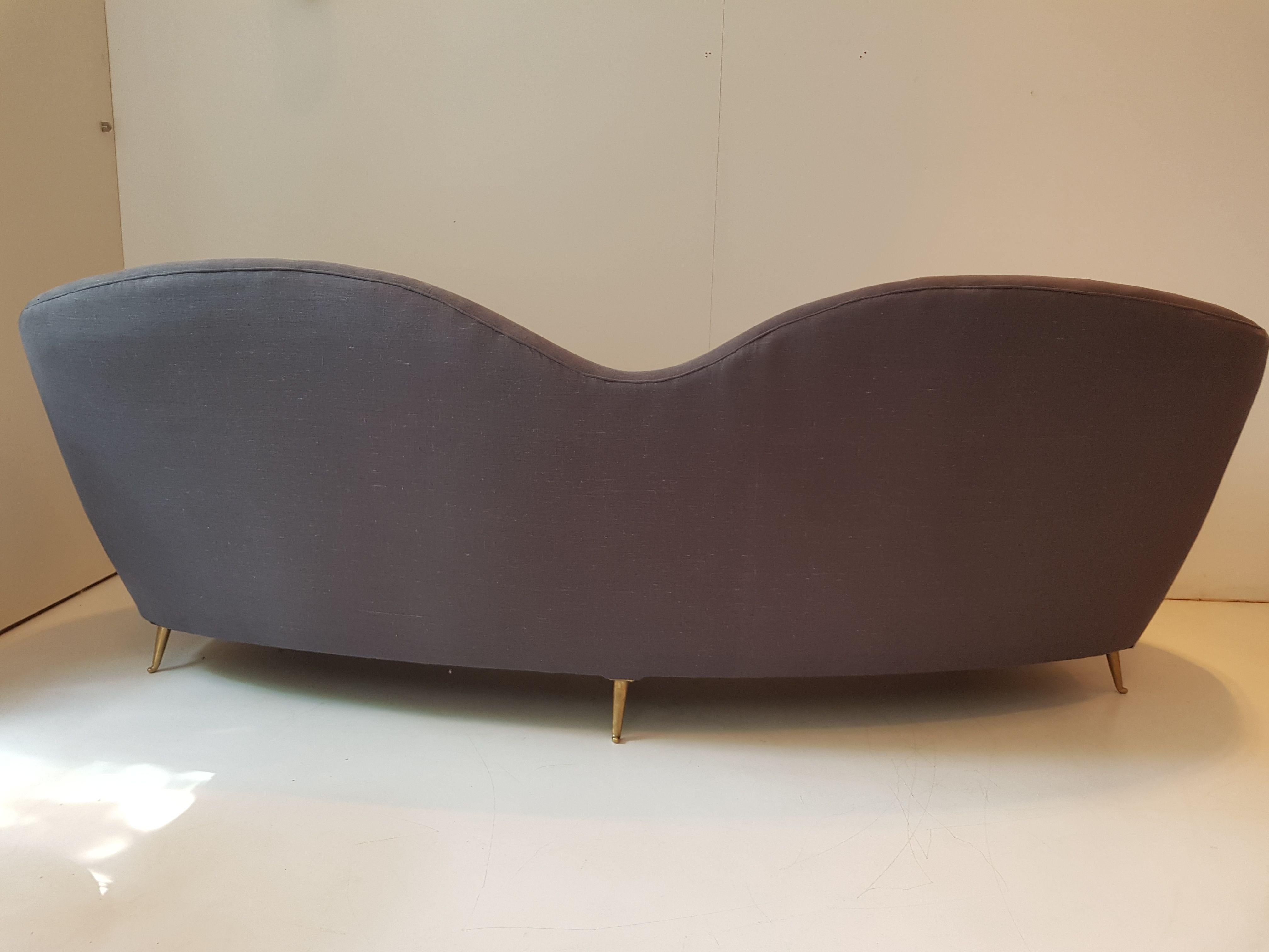 Großes italienisches gebogenes Sofa mit geformter Rückenlehne von Cesare Lacca, Moderne aus der Jahrhundertmitte (Messing) im Angebot