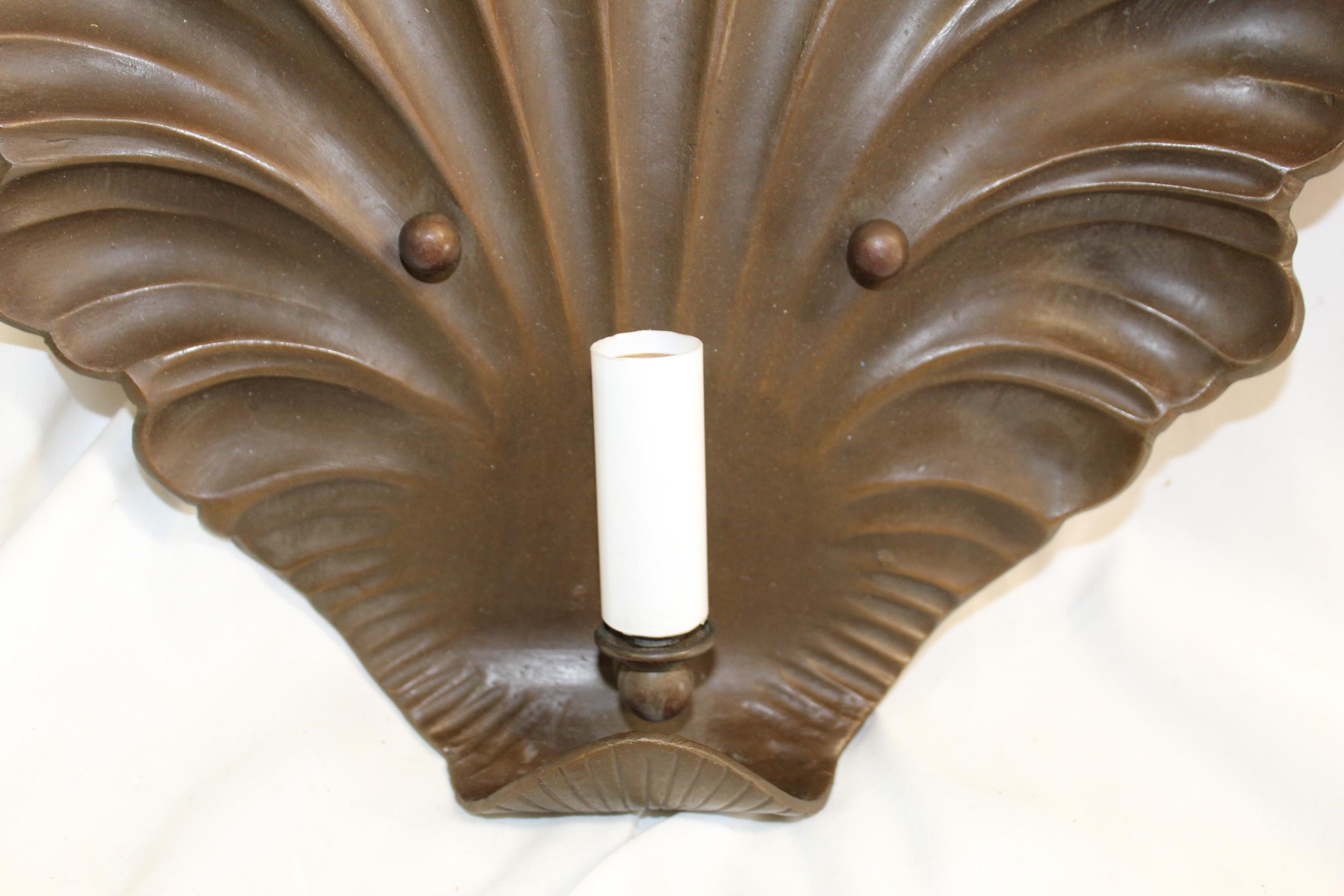Un candelabro grande de hoja de acanto diseñado a medida . Hecho a medida para un Diseñador en Los Angeles California . Fundido por el proceso de cera perdida en bronce y acabado en un acabado de bronce medio .   Tiene una toma de candelabro y una