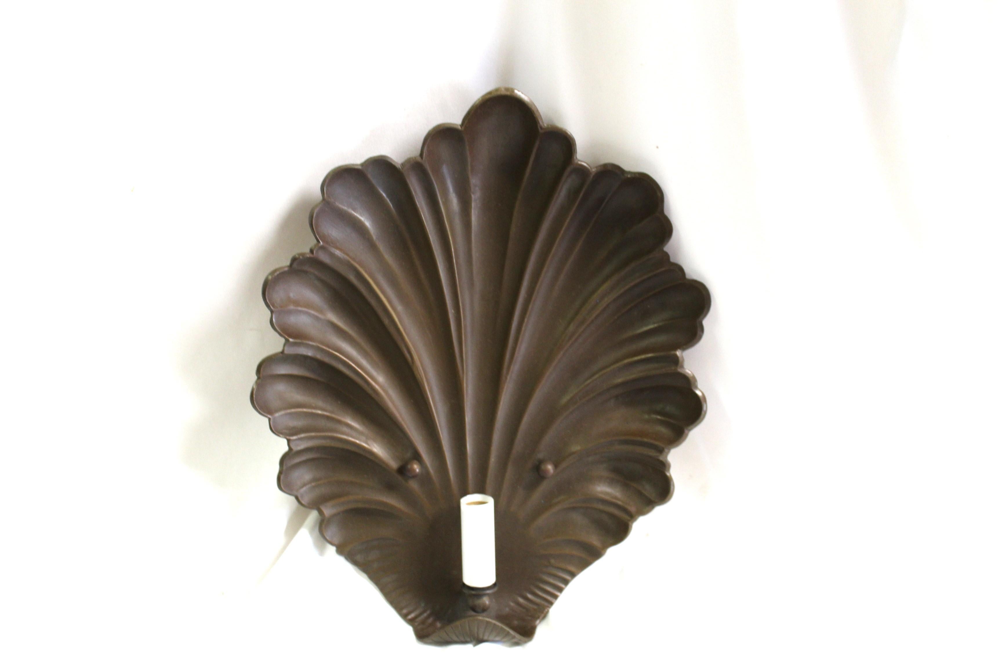 Lámpara Moderna de Mitad de Siglo Hoja Grande  , Bronce en Bueno estado para la venta en Los Angeles, CA