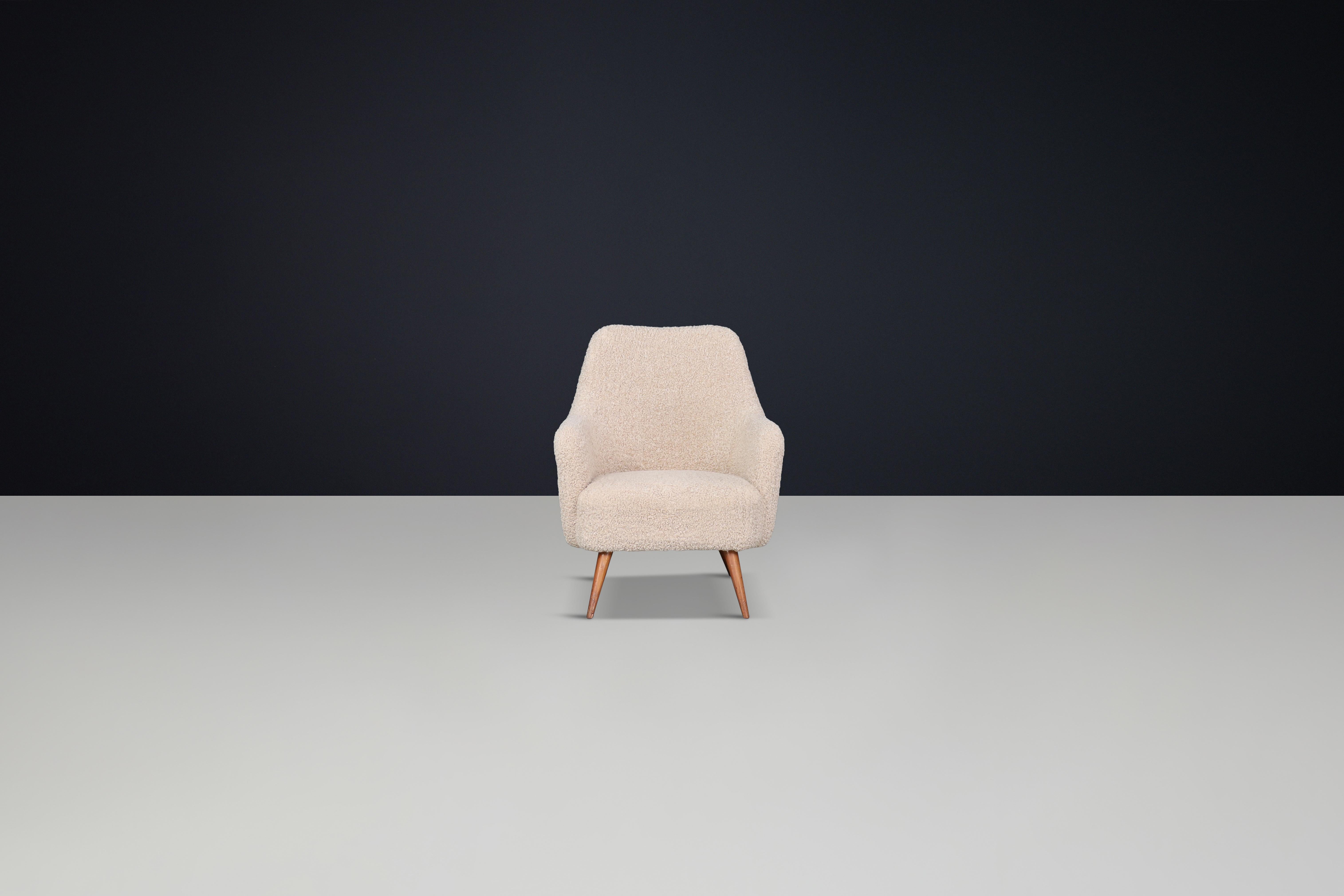 Tappezzeria Grande sedia da salotto moderna di metà secolo con tappezzeria New Teddy, Italia, anni '50 in vendita