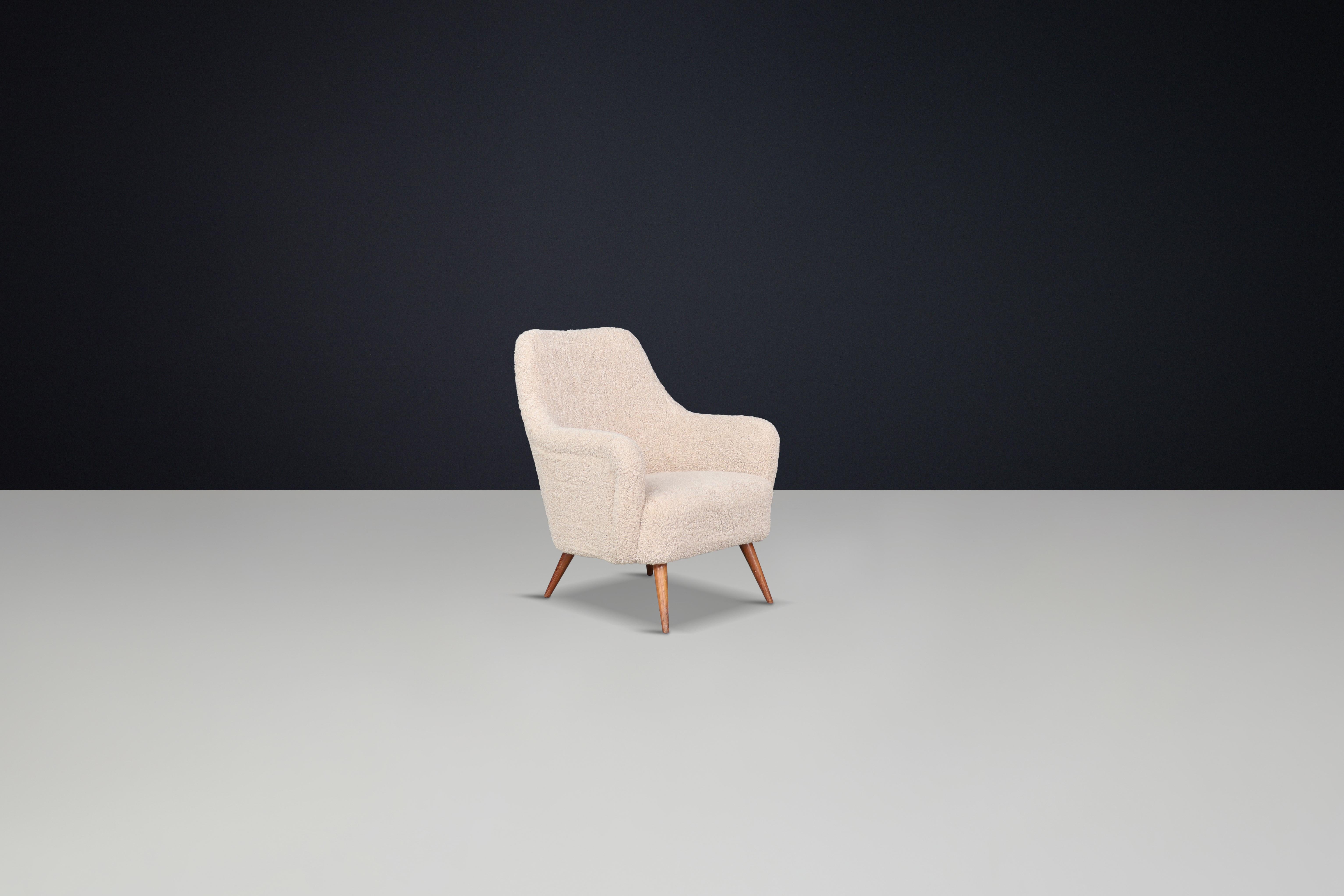 Grande sedia da salotto moderna di metà secolo con tappezzeria New Teddy, Italia, anni '50

Esempio di design italiano di metà secolo, questa poltrona dalle proporzioni generose unisce eleganza scultorea e comfort di lusso. Progettata e prodotta in