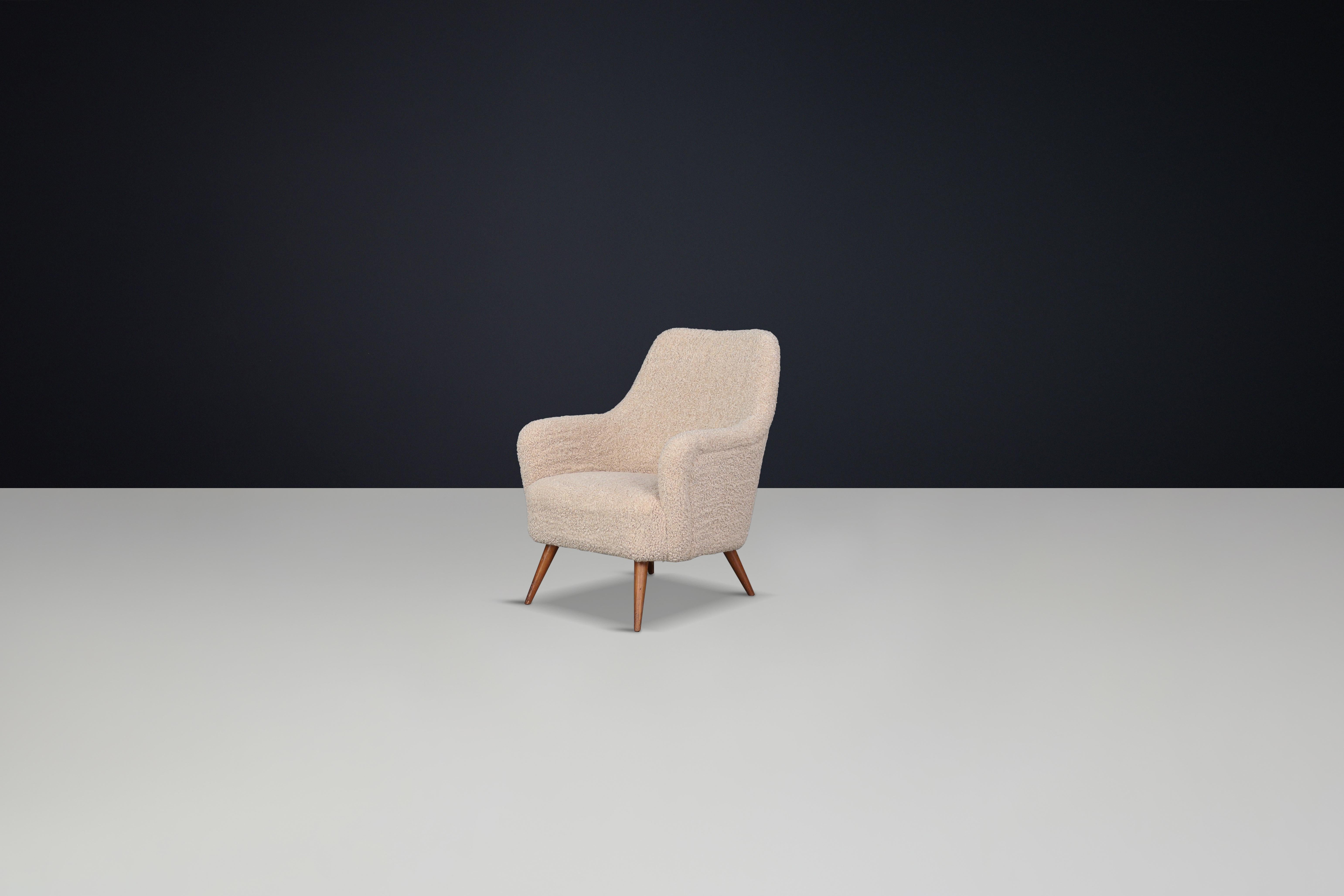 Mid-Century moderno Grande sedia da salotto moderna di metà secolo con tappezzeria New Teddy, Italia, anni '50 in vendita