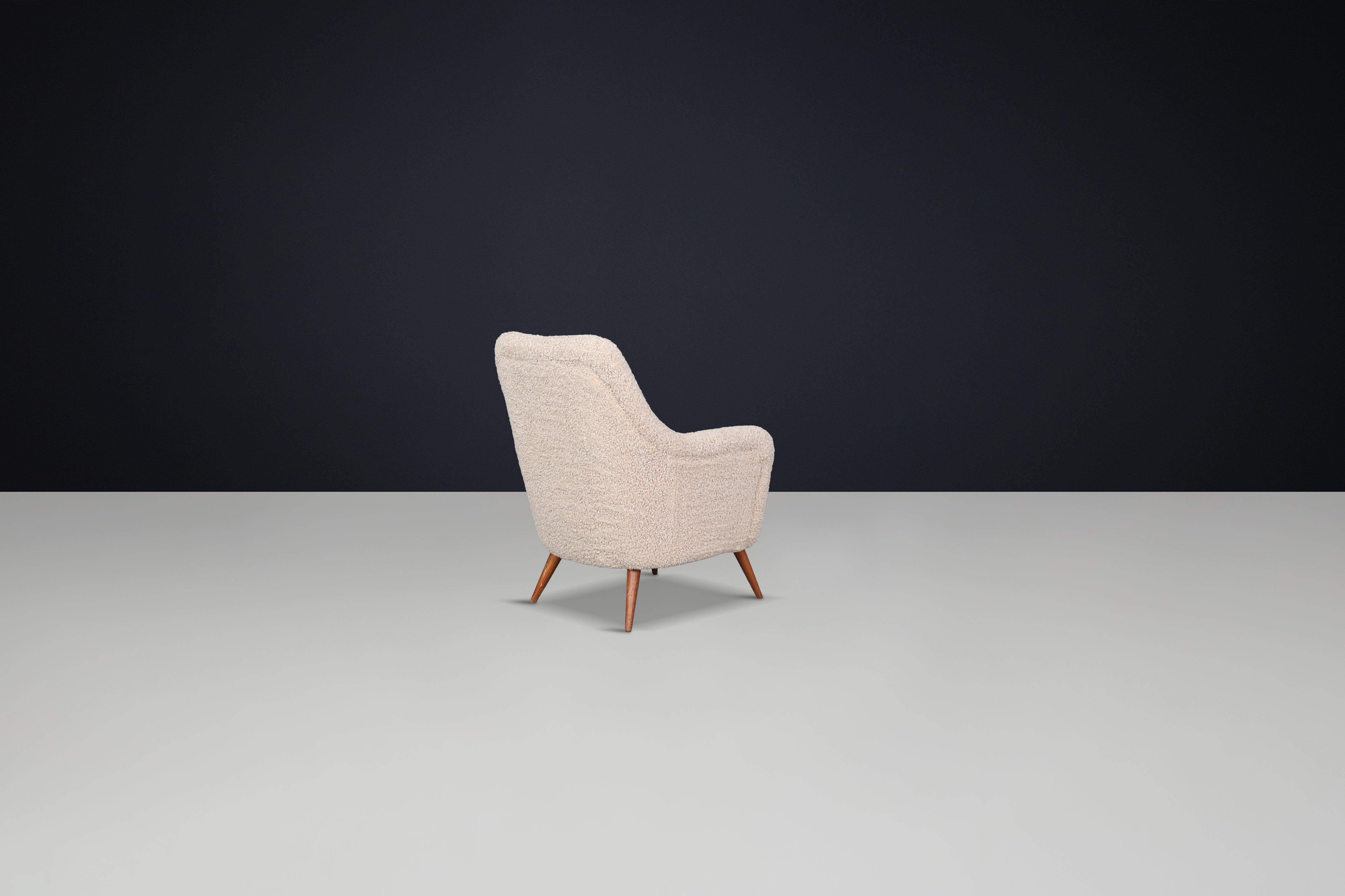 Grande sedia da salotto moderna di metà secolo con tappezzeria New Teddy, Italia, anni '50 In condizioni buone in vendita a Almelo, NL