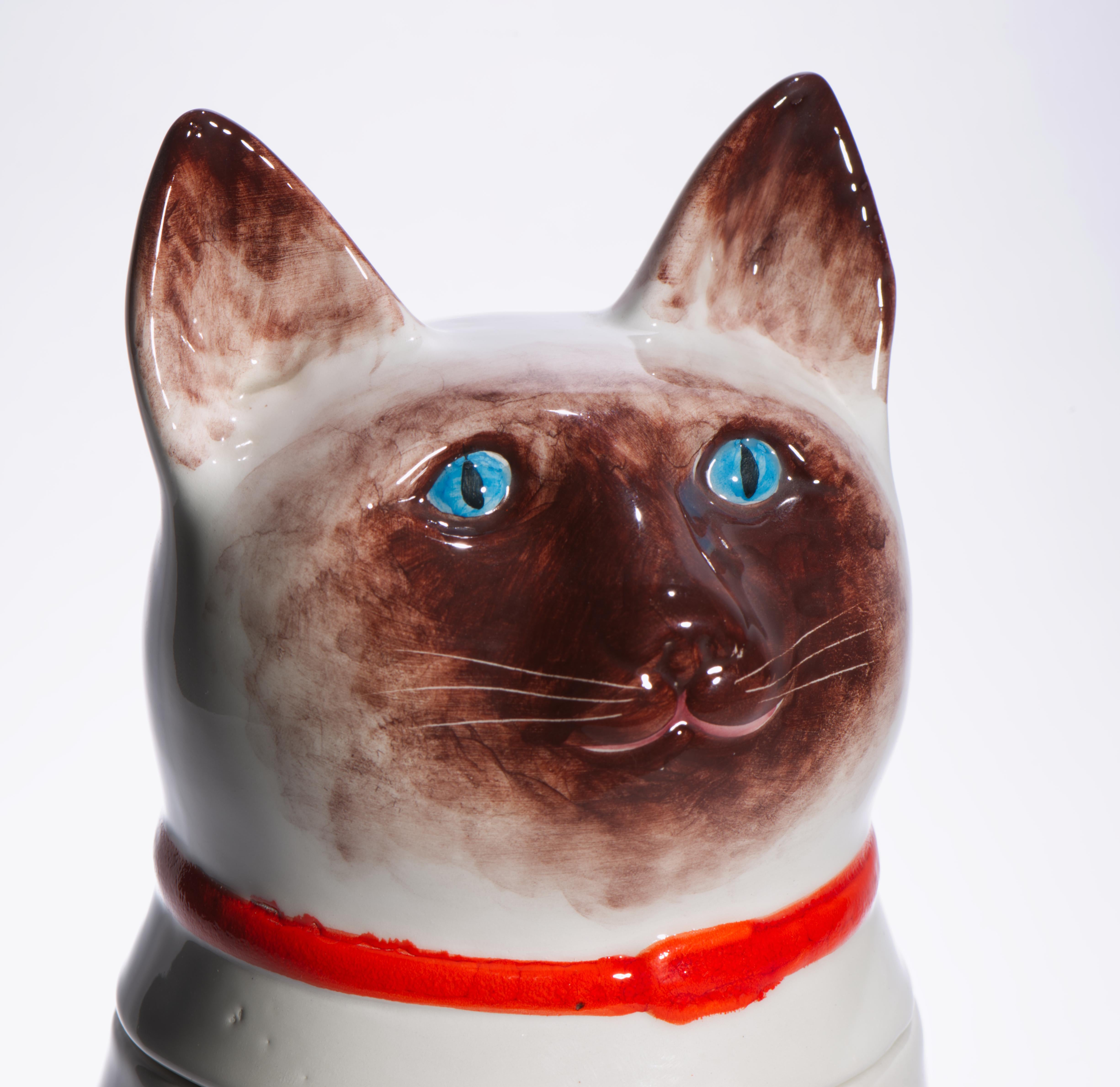 Mid-Century moderno Vaso e coperchio in maiolica di grandi dimensioni in stile Mid-Century Modern con gatto siamese seduto Italia 1960-1970 in vendita