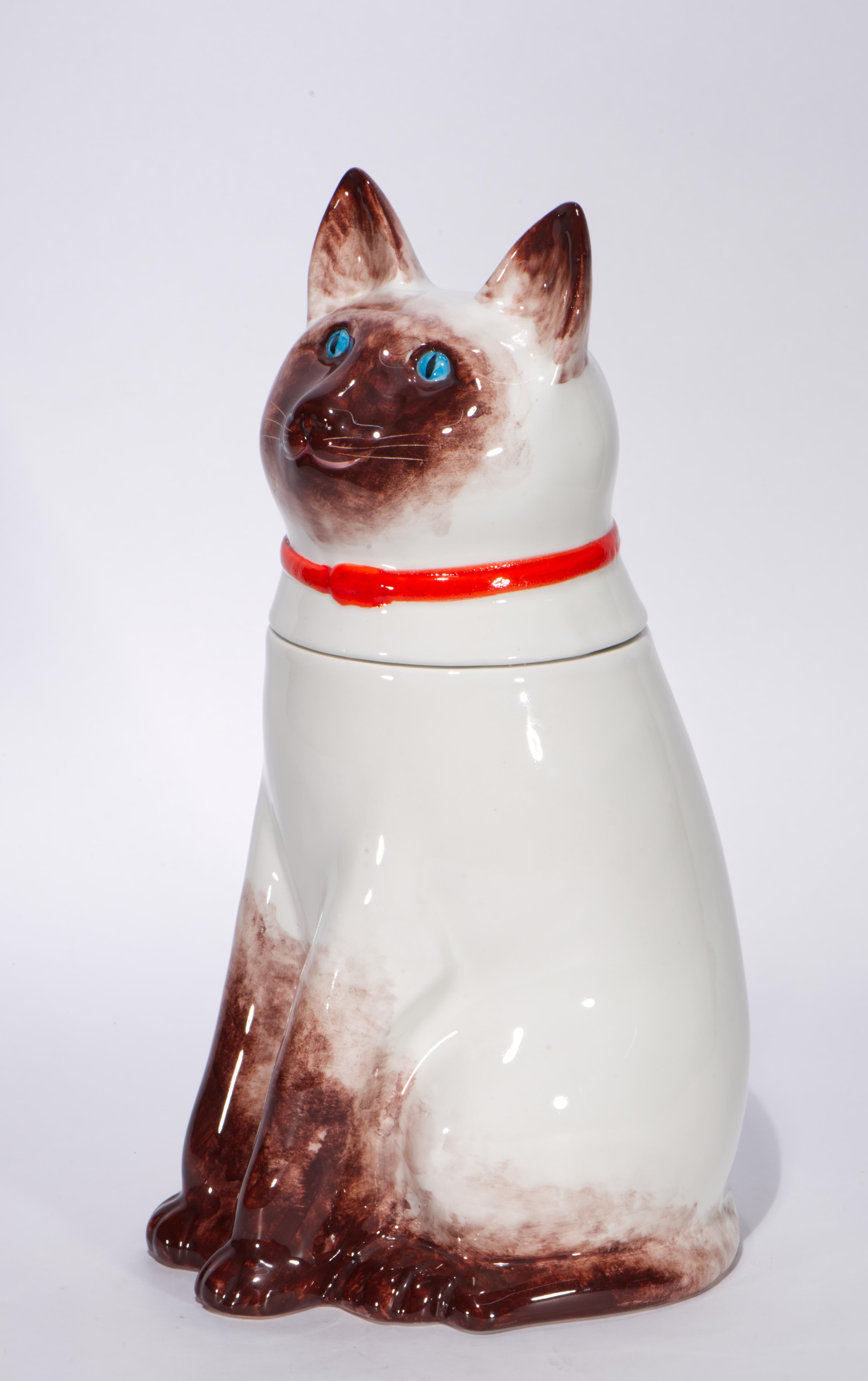 Italiano Vaso e coperchio in maiolica di grandi dimensioni in stile Mid-Century Modern con gatto siamese seduto Italia 1960-1970 in vendita