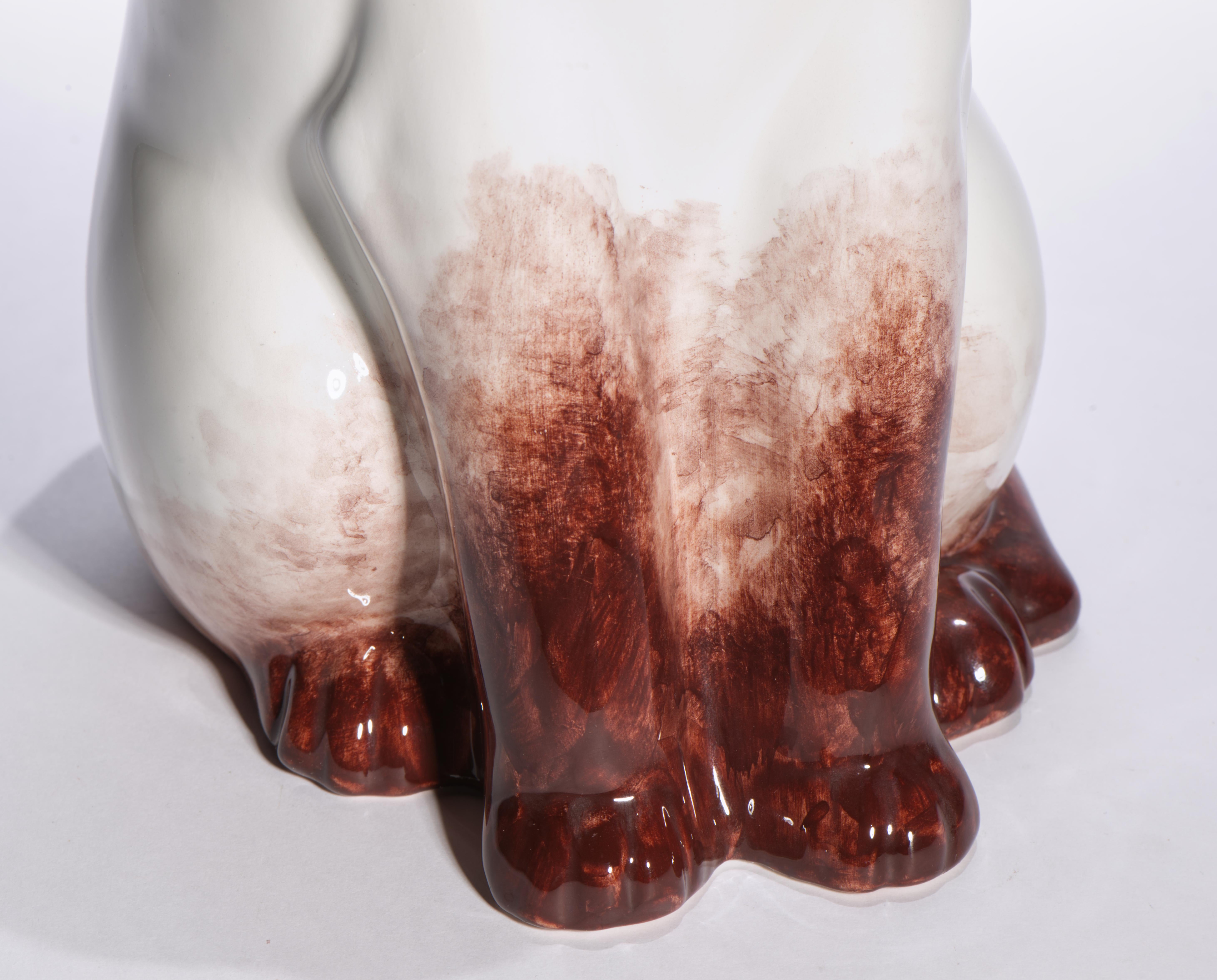 Smaltato Vaso e coperchio in maiolica di grandi dimensioni in stile Mid-Century Modern con gatto siamese seduto Italia 1960-1970 in vendita