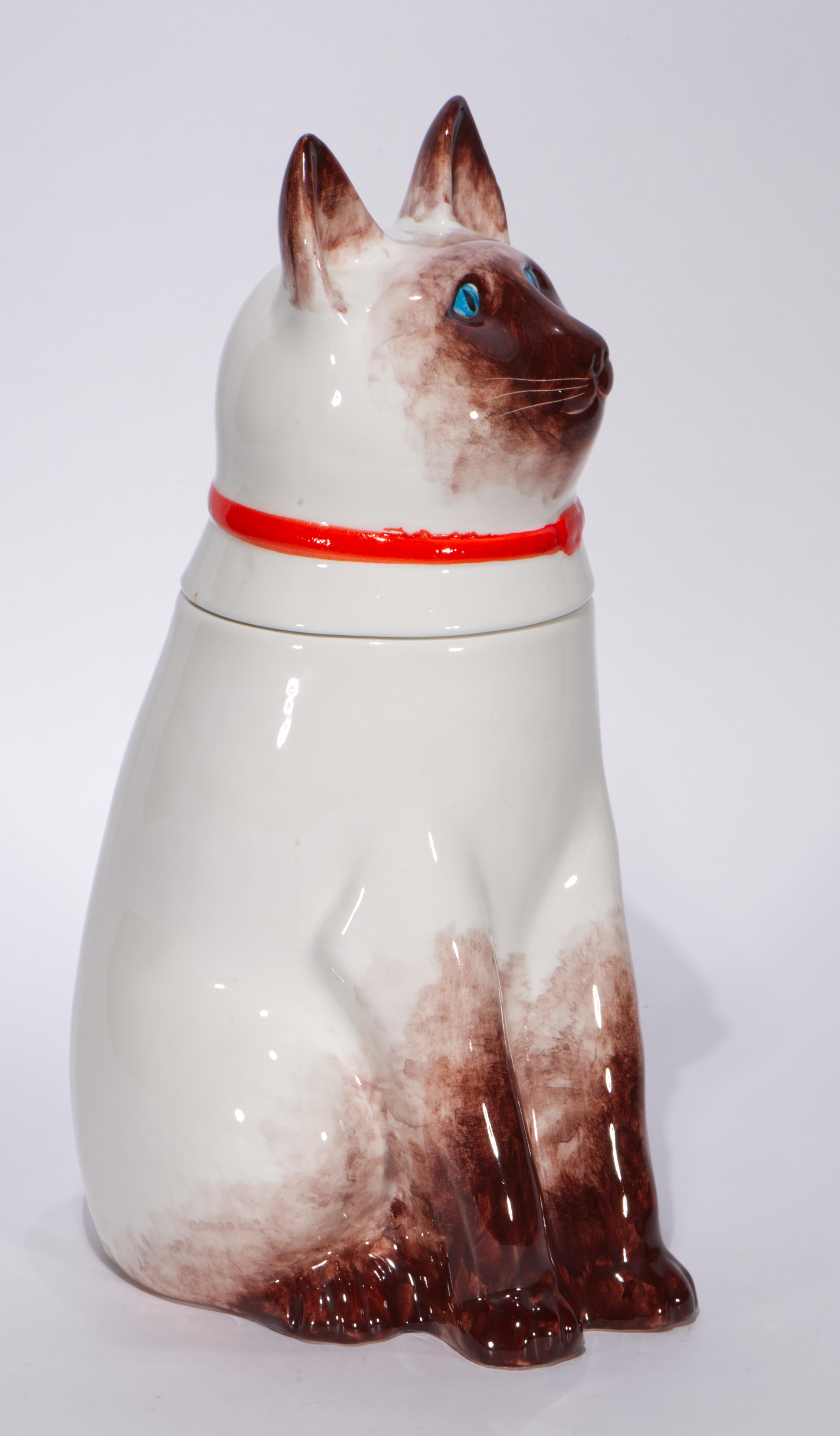 Vaso e coperchio in maiolica di grandi dimensioni in stile Mid-Century Modern con gatto siamese seduto Italia 1960-1970 In condizioni buone in vendita a Clifton Springs, NY