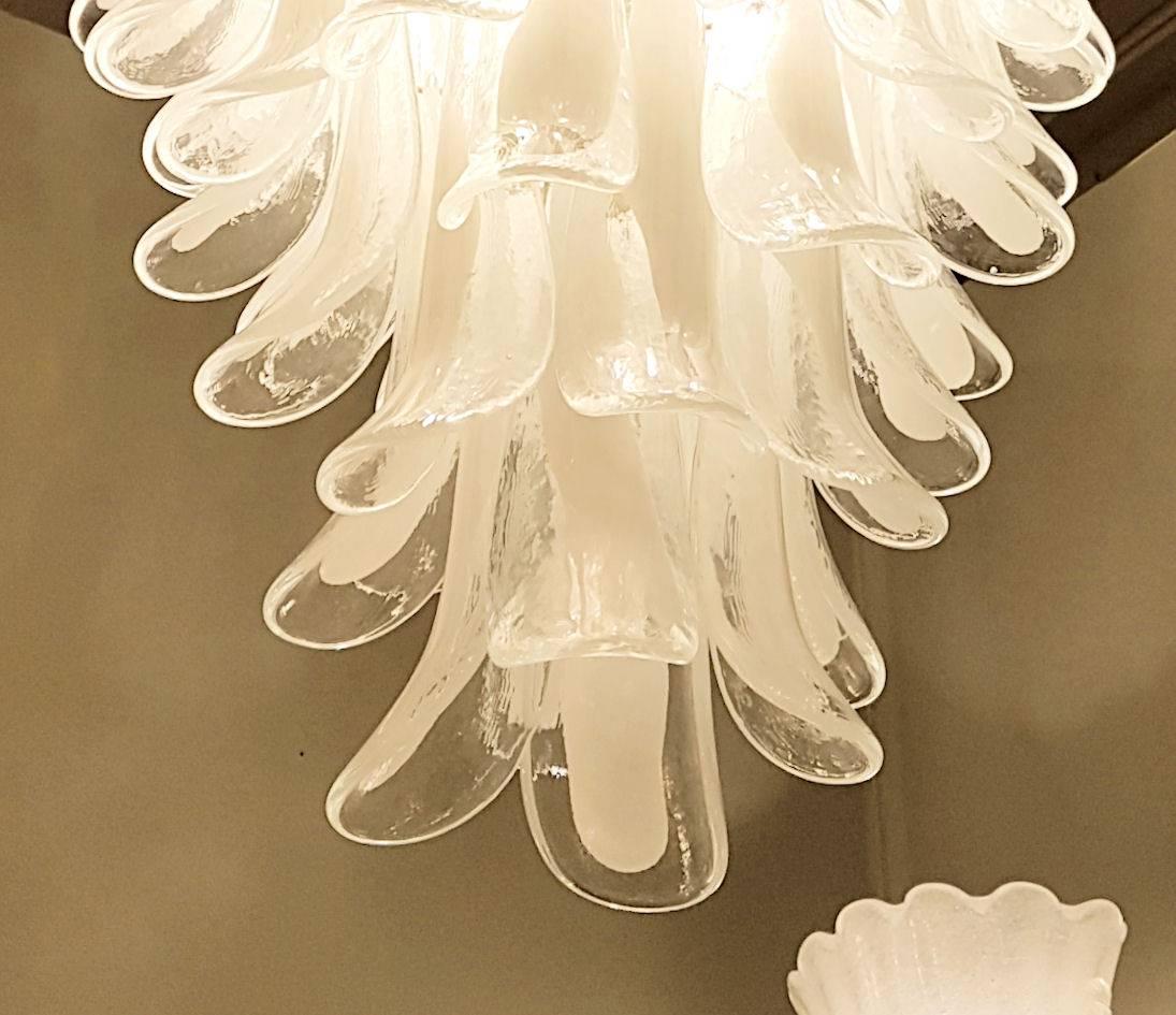 20ième siècle Lustre à pétales en Murano:: blanc/clair:: de style moderne du milieu du siècle:: grand modèle Mazzega