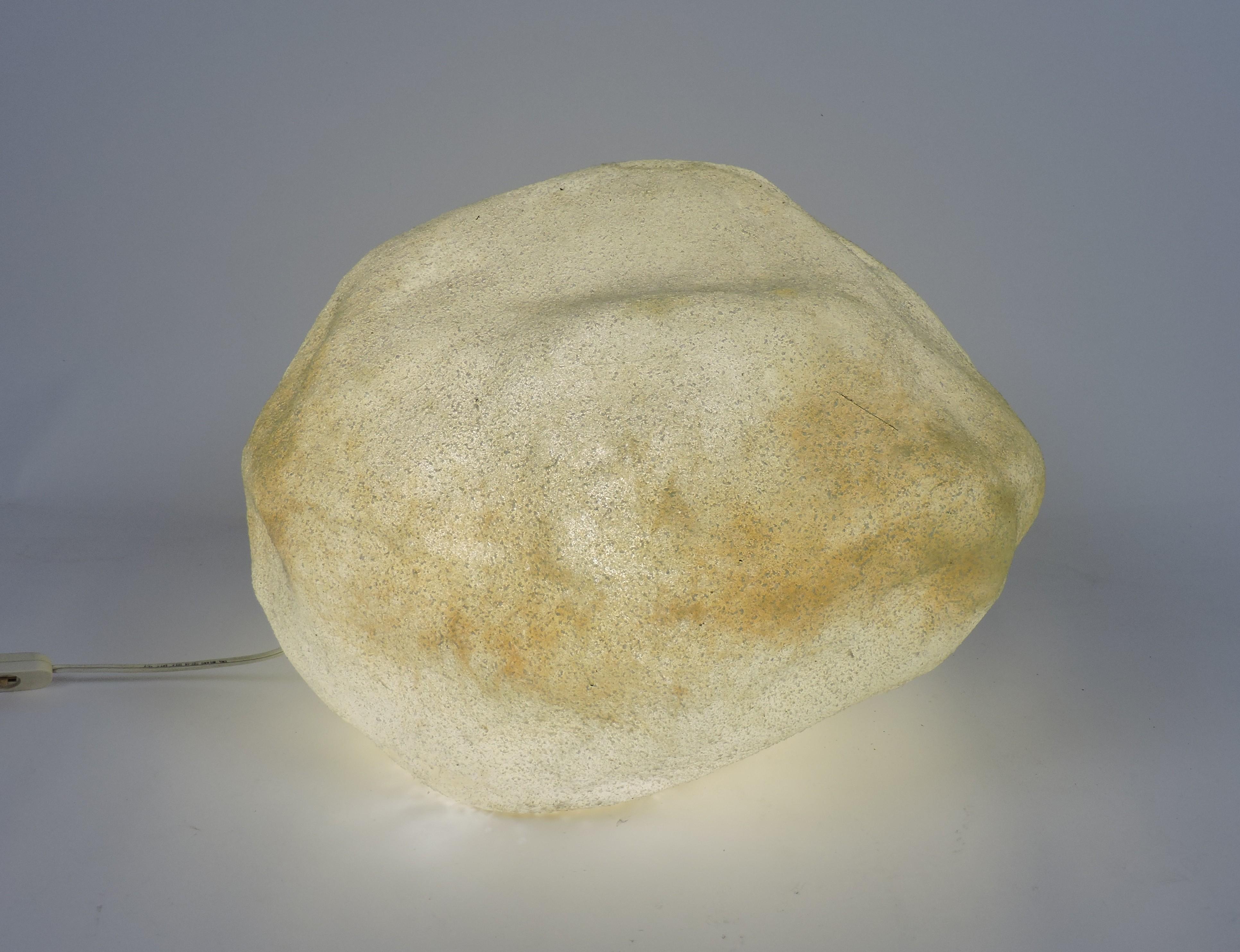 Sehr cooler leuchtender Mondstein, entworfen von Andre Cazenave und in den 1970er Jahren von Singleton in Italien hergestellt. Diese Lampe ist aus durchscheinendem Harz mit Marmorpulvereinschlüssen gefertigt und leuchtet mit einem sanften