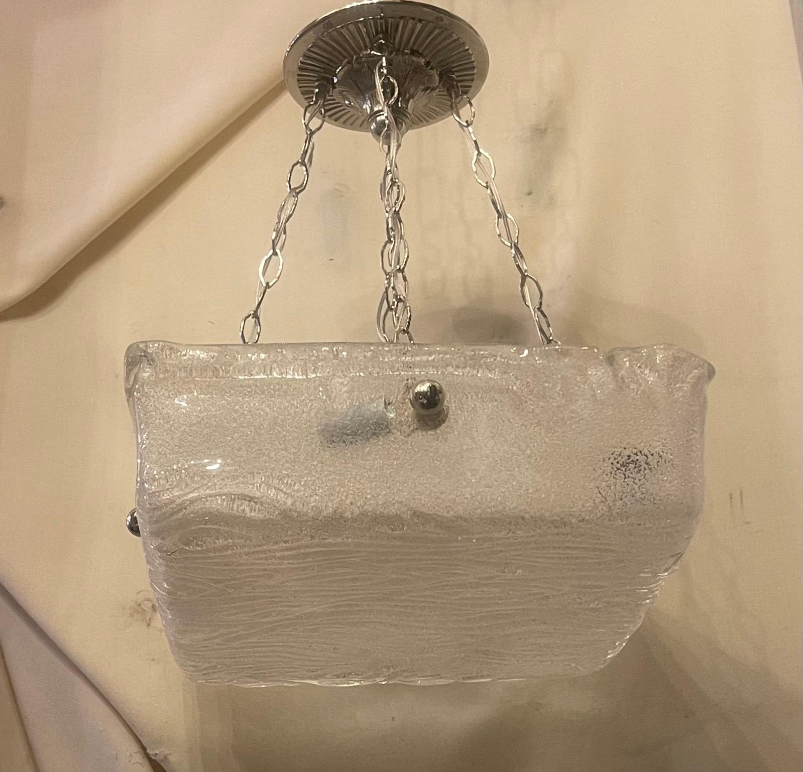 Merveilleux grand luminaire encastré en verre d'art Murano clair carré avec chaîne en nickel, monté par quatre boules en nickel.
Entièrement recâblé avec trois douilles candélabres de 40 Watts chacune, il comprend tout le matériel de montage