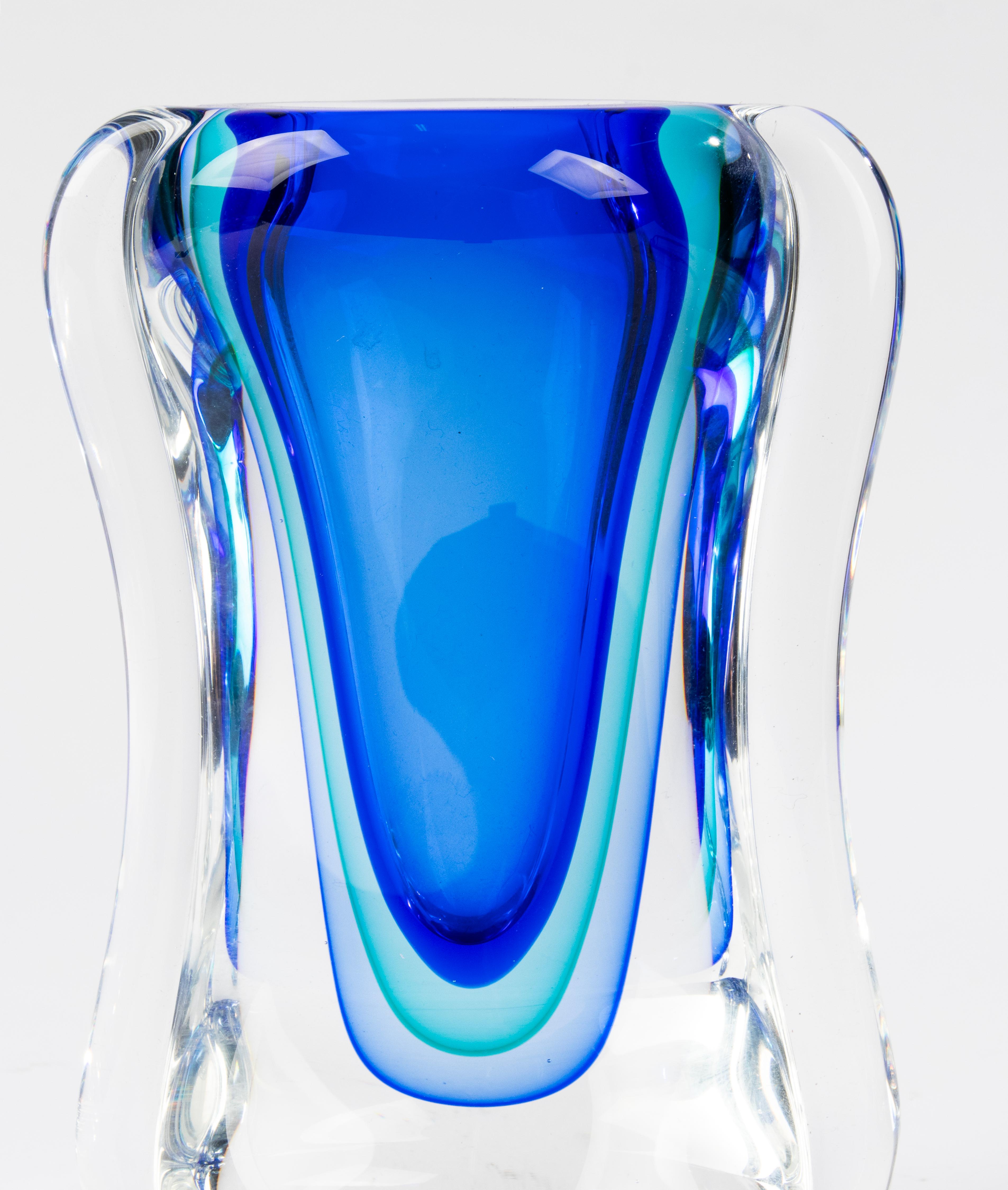 A beautiful large Murano glass vase, attributed to the Italian designer Alfredo Barbini. 
The vase is in very good condition, no chips and no feta bites. 
Beautiful gradient colors. 
Heavy and thick walled.

Dimensions: 15 x 7 cm and 19,5 cm tall.