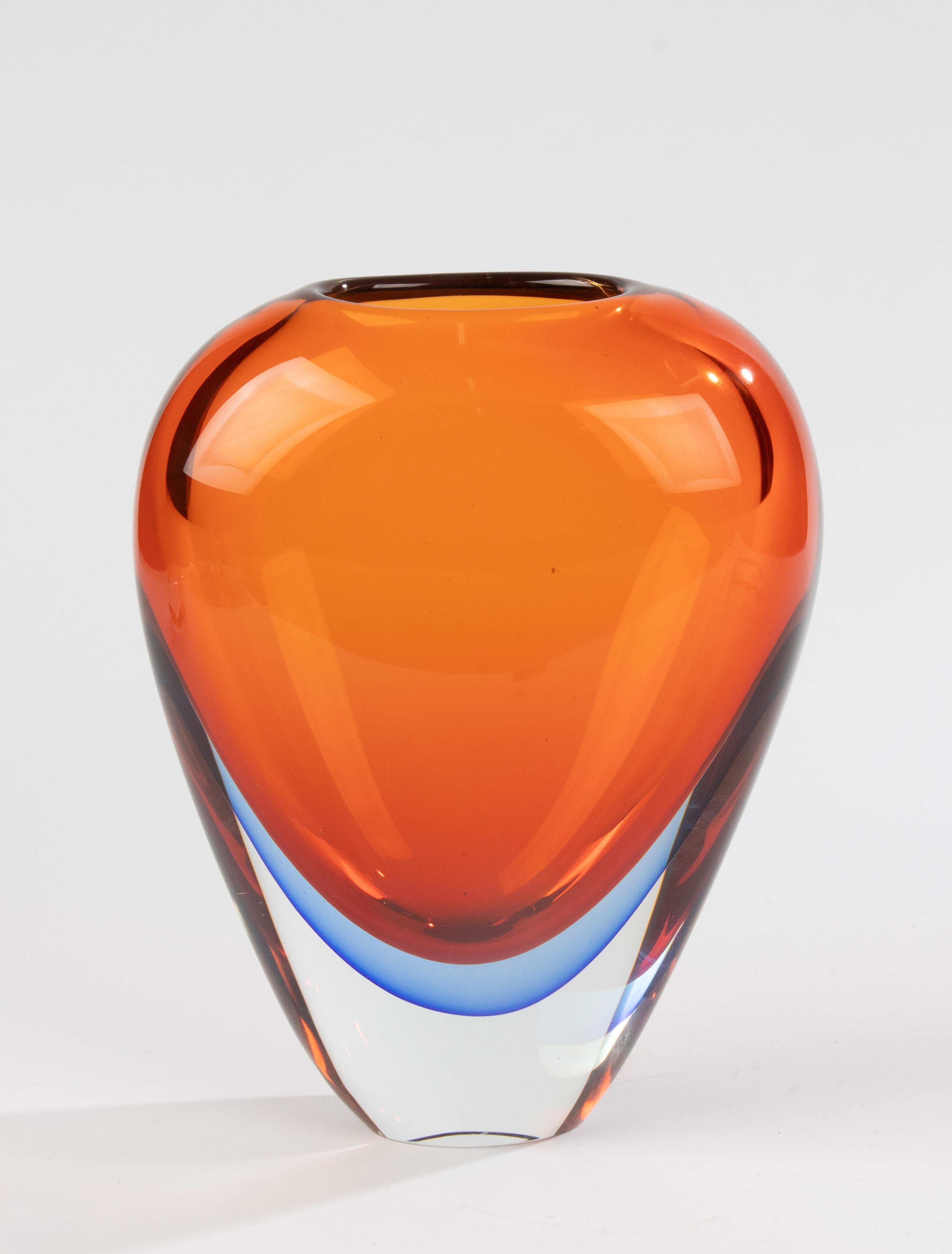 Magnifique vase en verre de Murano, attribué au designer italien Flavio poli. 
Le vase est en très bon état, sans éclats ni morsures de feta. 
De belles couleurs. 
Parois lourdes et épaisses

Dimensions : 20 x 11 cm et 26,5 cm de haut : 20 x 11 cm