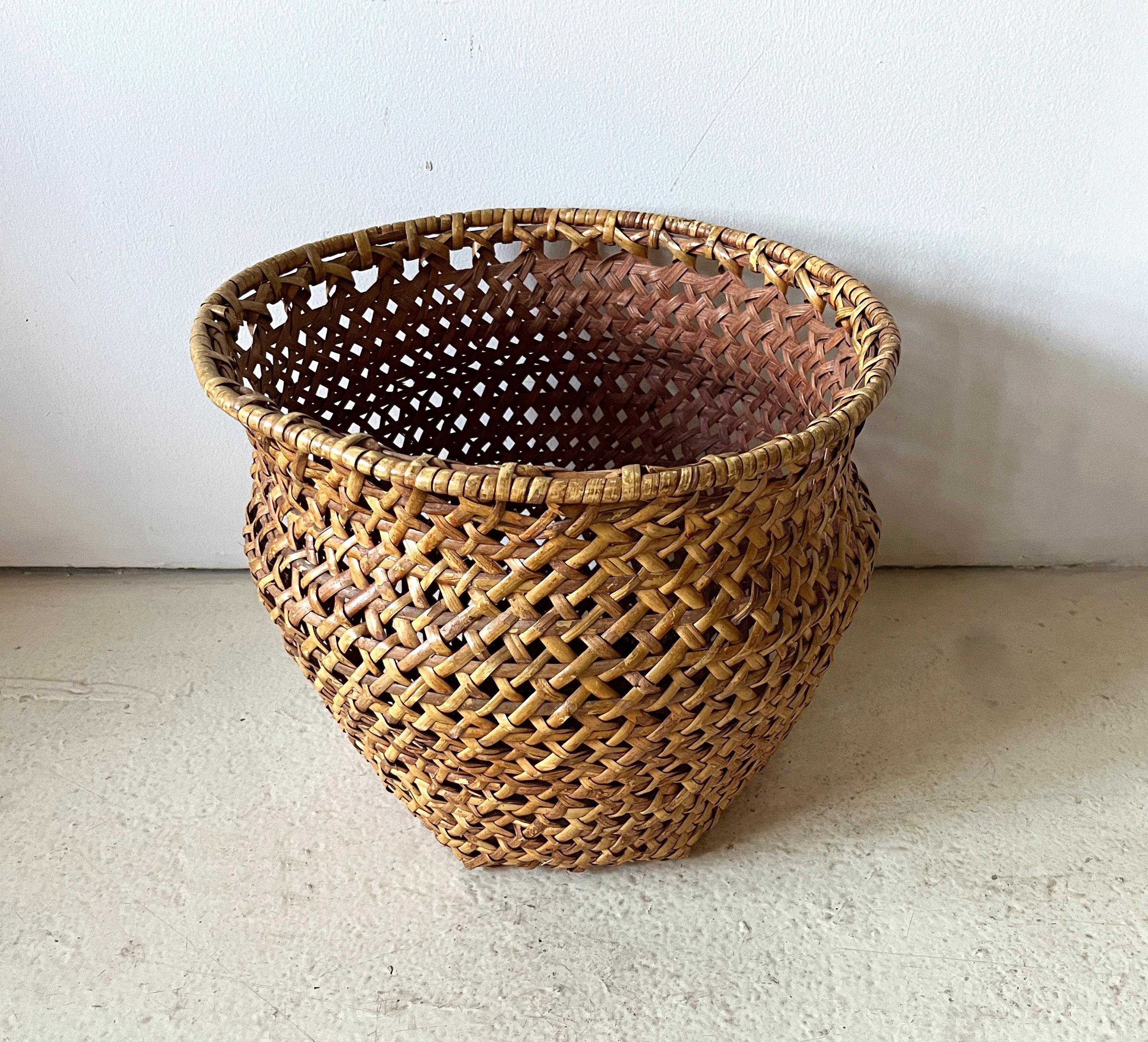 Mid-Century Modern Grand panier de rangement en rotin tressé ouvert, porte-plantes, The Moderns en vente