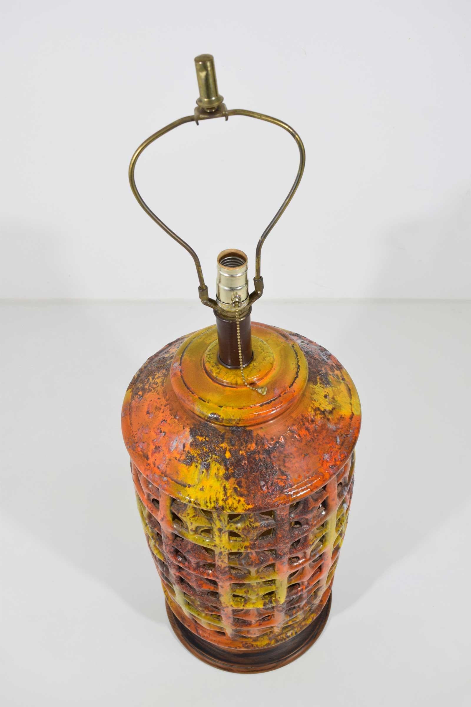 Grande lampe en céramique percée moderne du milieu du siècle dernier en ocre, paprika et caramels Bon état - En vente à Dallas, TX