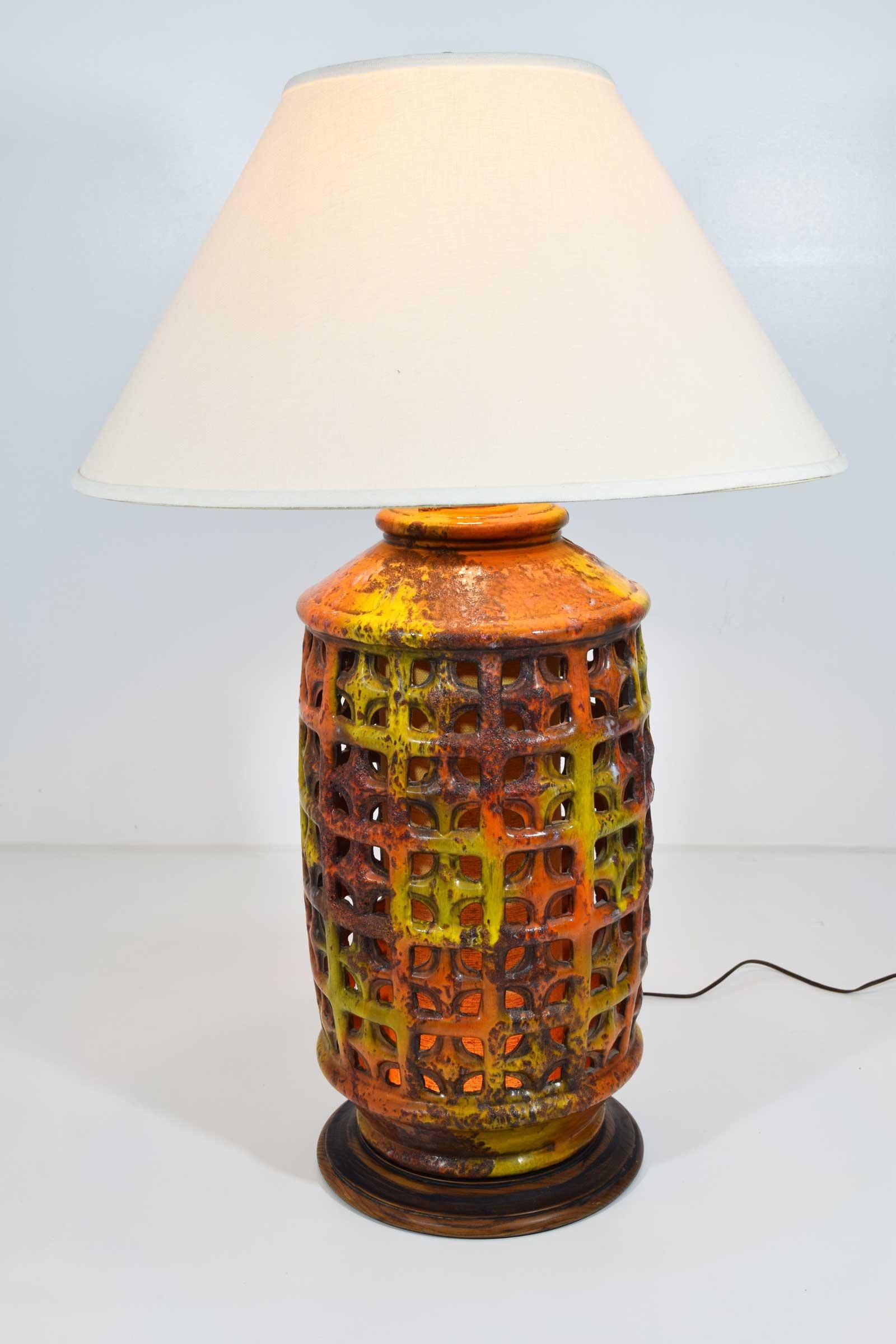 Grande lampe en céramique percée moderne du milieu du siècle dernier en ocre, paprika et caramels en vente 1