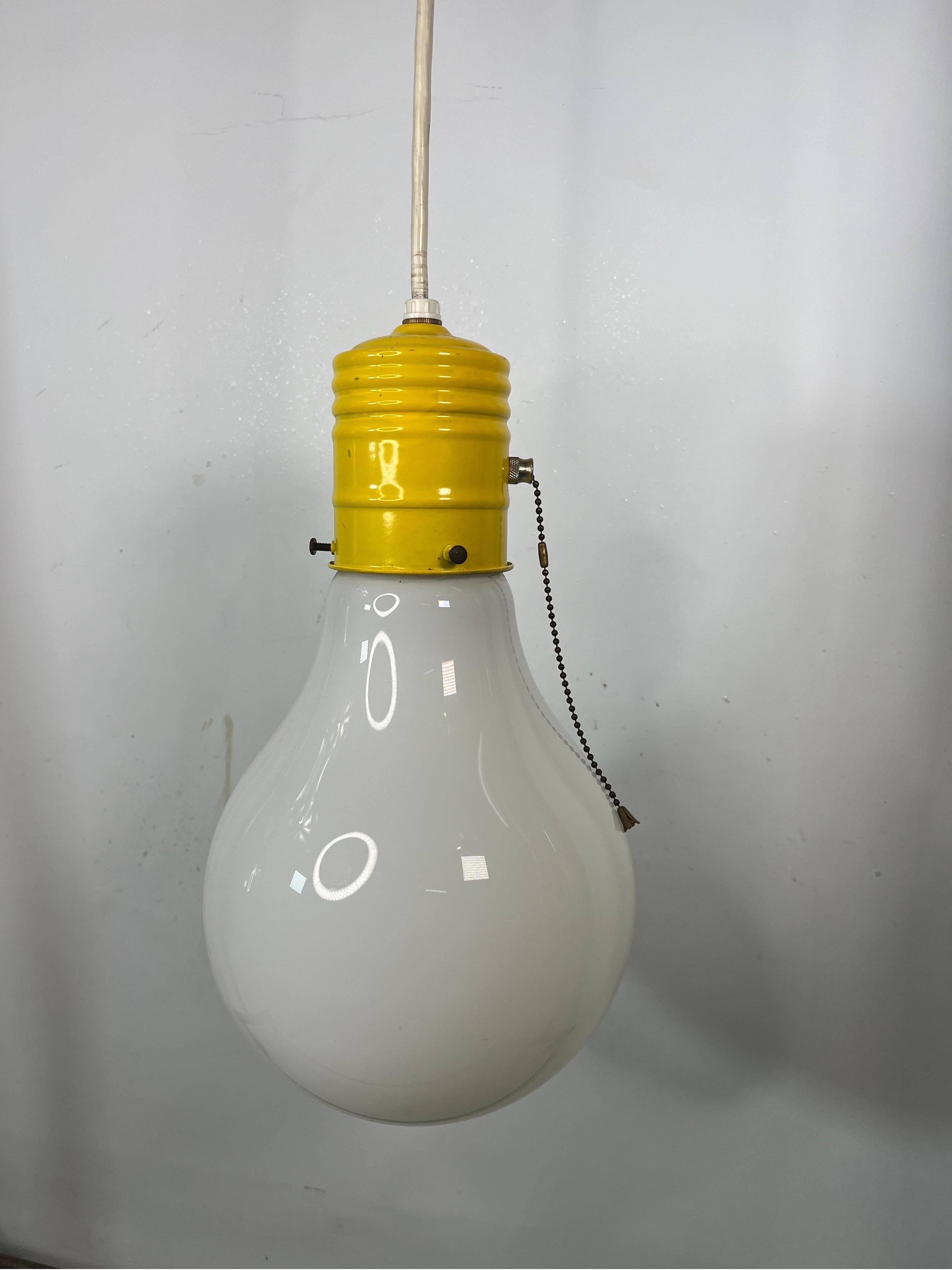 Mid-Century moderno Lampada a sospensione a lampadina Pop Art di grandi dimensioni in stile metà secolo moderno in vendita