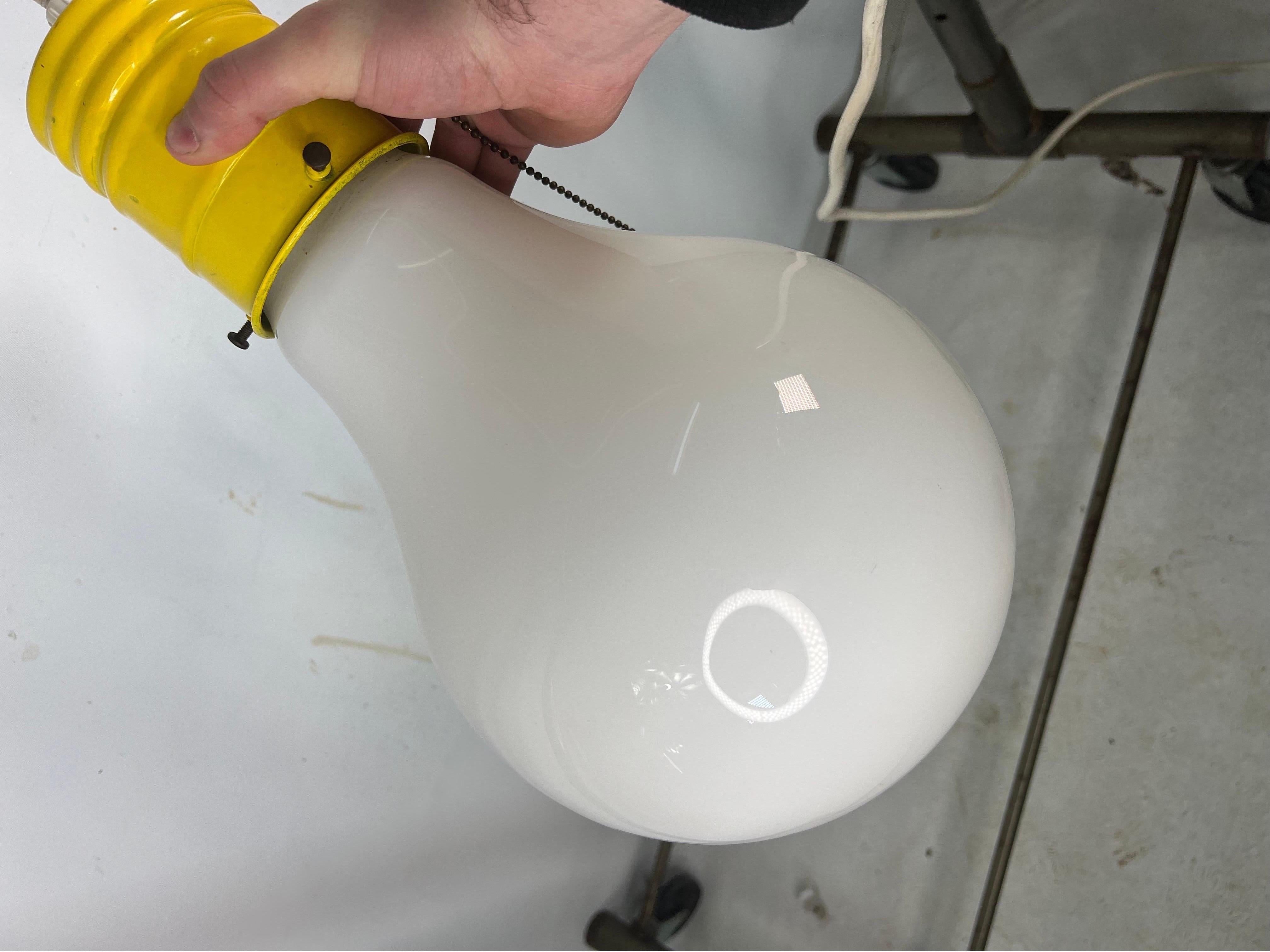 Vetro Lampada a sospensione a lampadina Pop Art di grandi dimensioni in stile metà secolo moderno in vendita