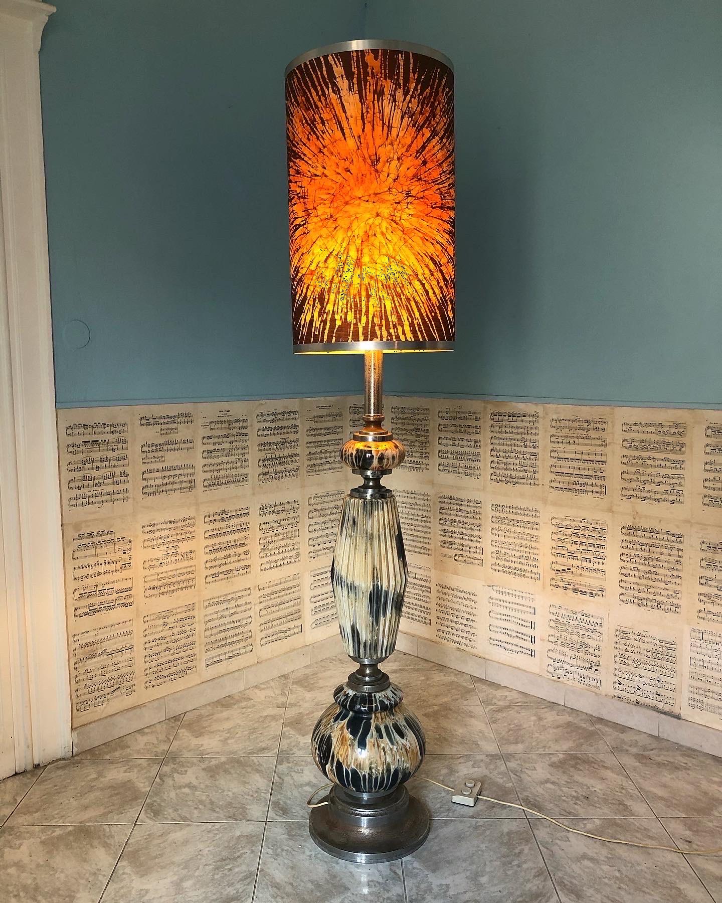 Impressive Mid-Century Modern psychedelic batik patterned glass floor light. 
The light has lightsource in the lampshade as well as in the base.

The base is handcrafted, painted glass.
The lampshade has a beautiful colored batik